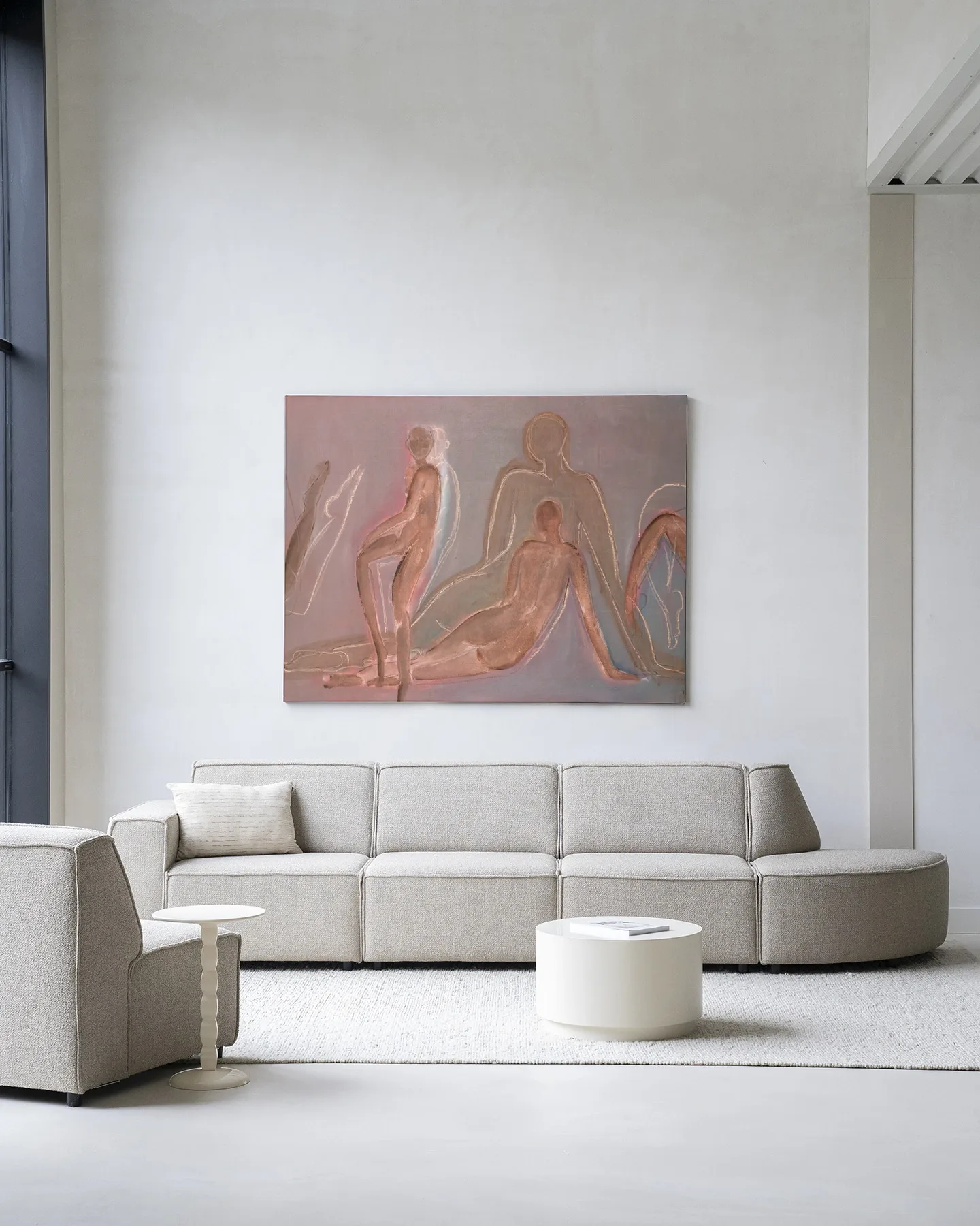Wandkleed Line of Action Study - Urban Cotton hangt boven een lange, lichtgrijze bank in een moderne woonkamer