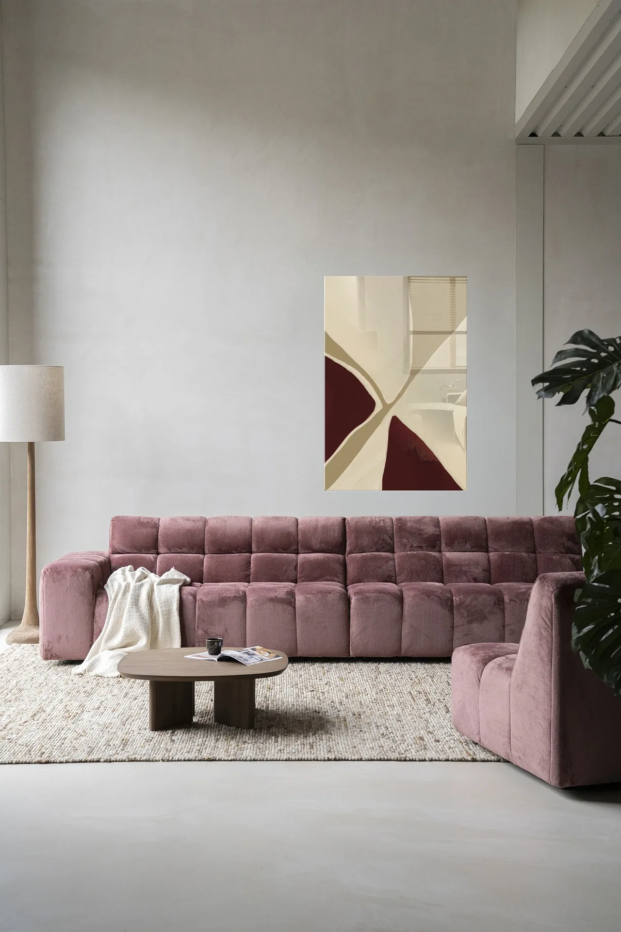 Wandkleed Pandora in een moderne woonkamer boven een roze bank met een salontafel en plant - Urban Cotton