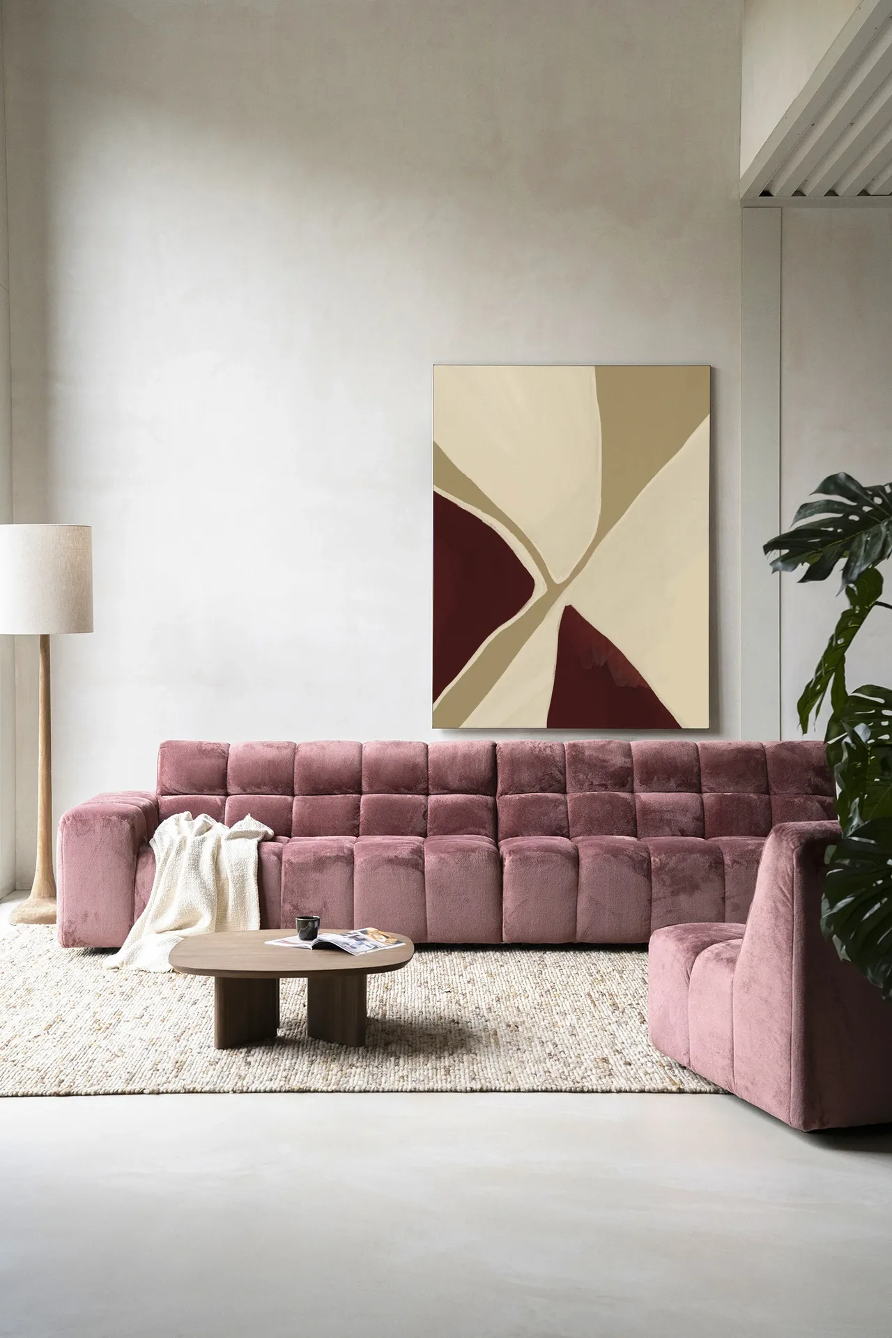 Wandkleed Pandora in een moderne woonkamer boven een roze bank met een salontafel - Urban Cotton