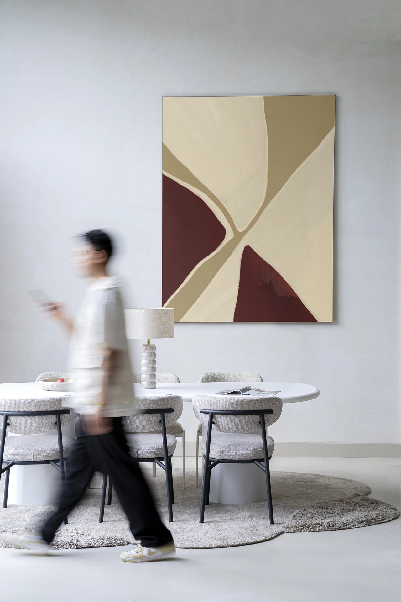 Wandkleed Pandora - Urban Cotton hangend aan een lichte muur boven een eettafel met stoelen