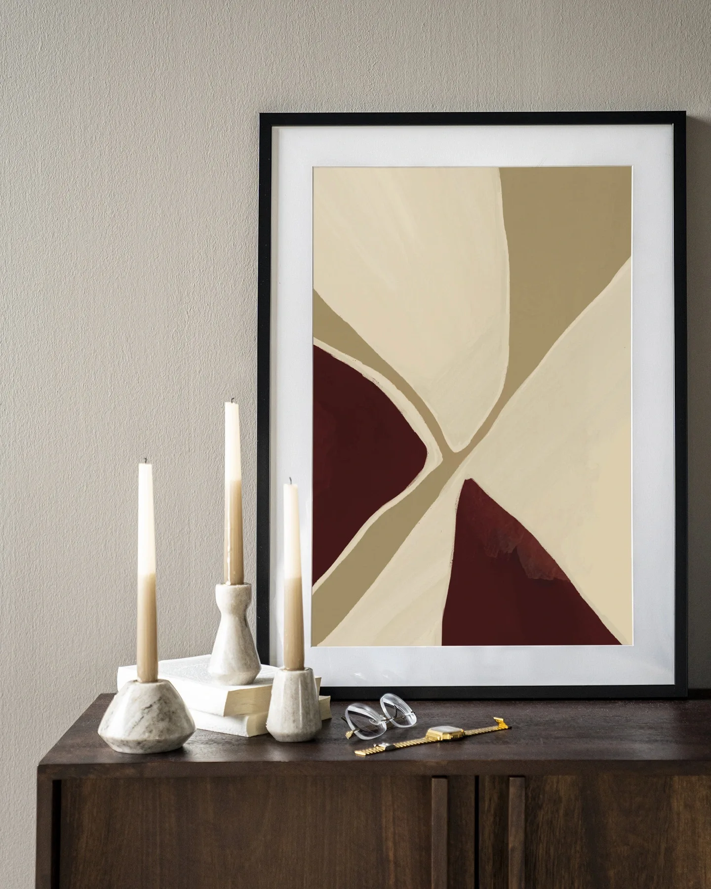 Wandkleed Pandora - Urban Cotton ingelijst aan een muur, met kaarsen en boeken op een dressoir eronder