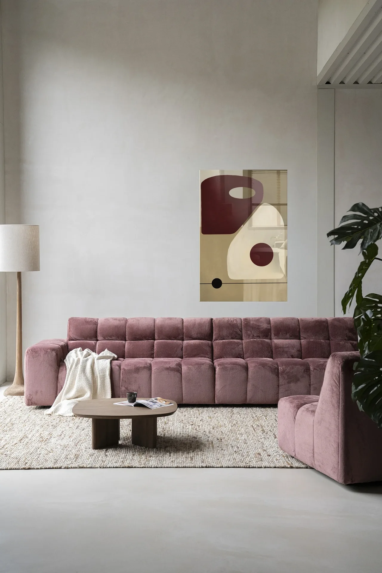 Wandkleed Polished - Urban Cotton hangend boven een roze bank in een moderne woonkamer
