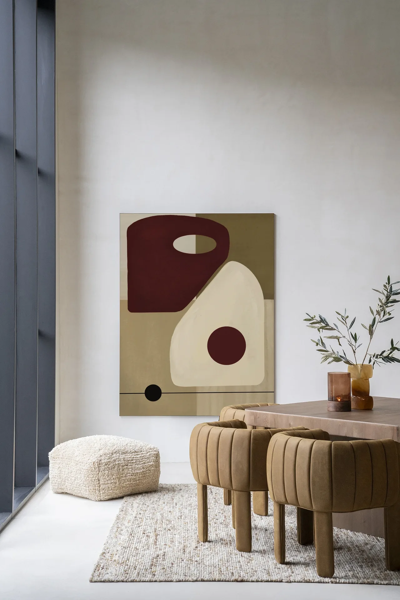 Wandkleed Polished - Urban Cotton hangt aan een witte muur in een modern interieur met meubels