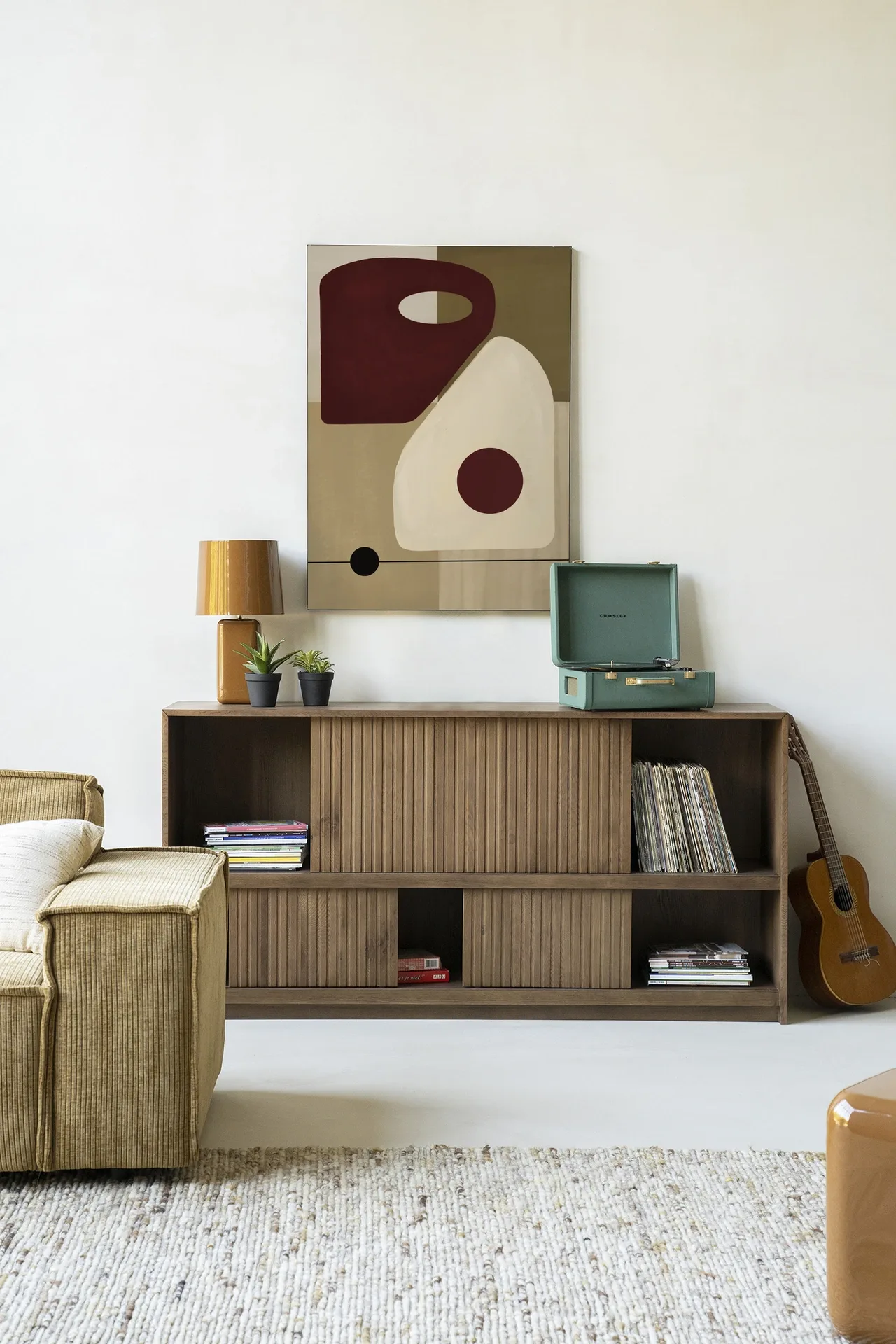 Wandkleed Polished in een moderne woonkamer met houten dressoir en bank - Urban Cotton