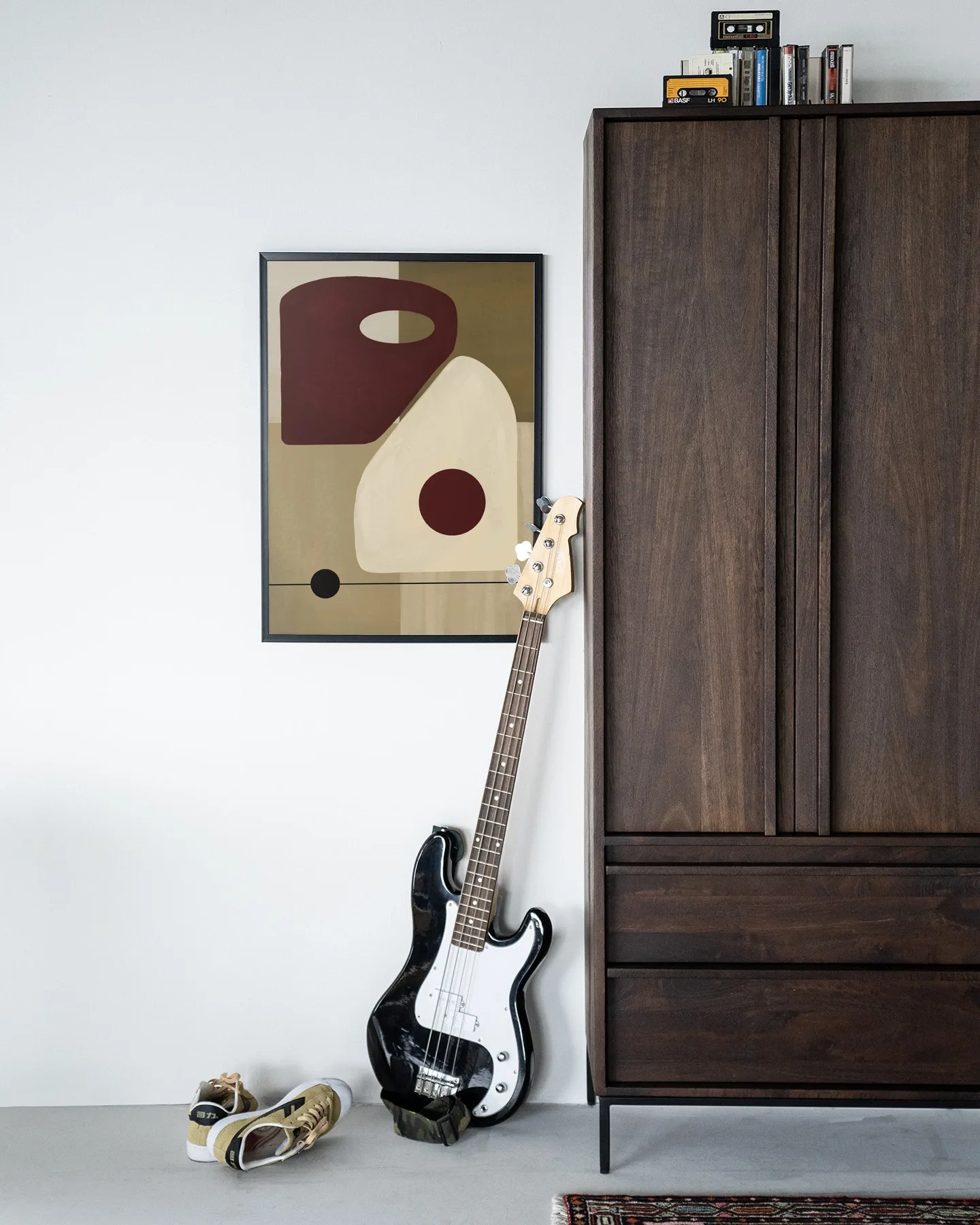 Een Wandkleed Polished - Urban Cotton hangt aan een witte muur naast een donkerbruine kast