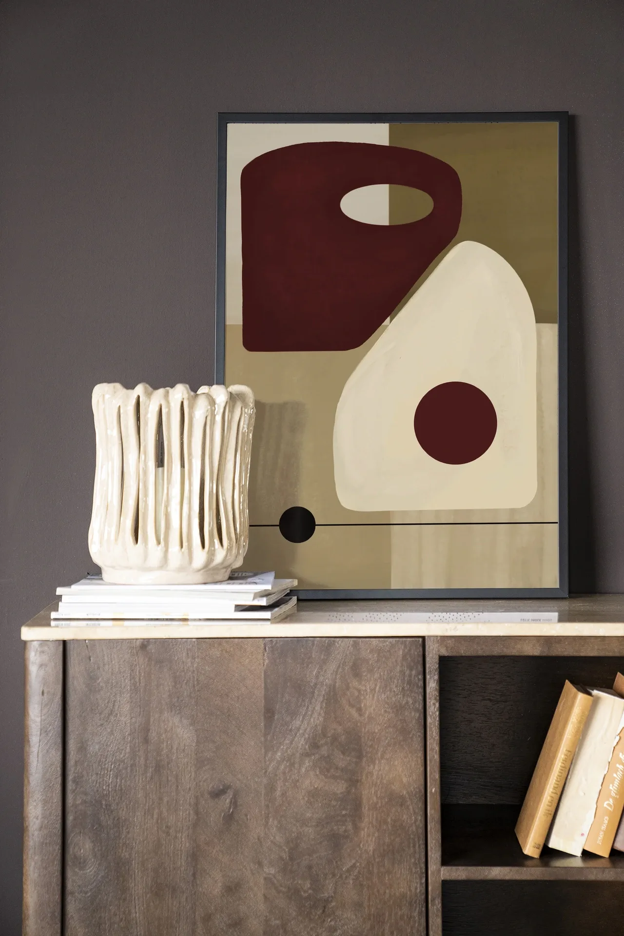 Wandkleed Polished - Urban Cotton in een interieur met een beige vaas en boeken