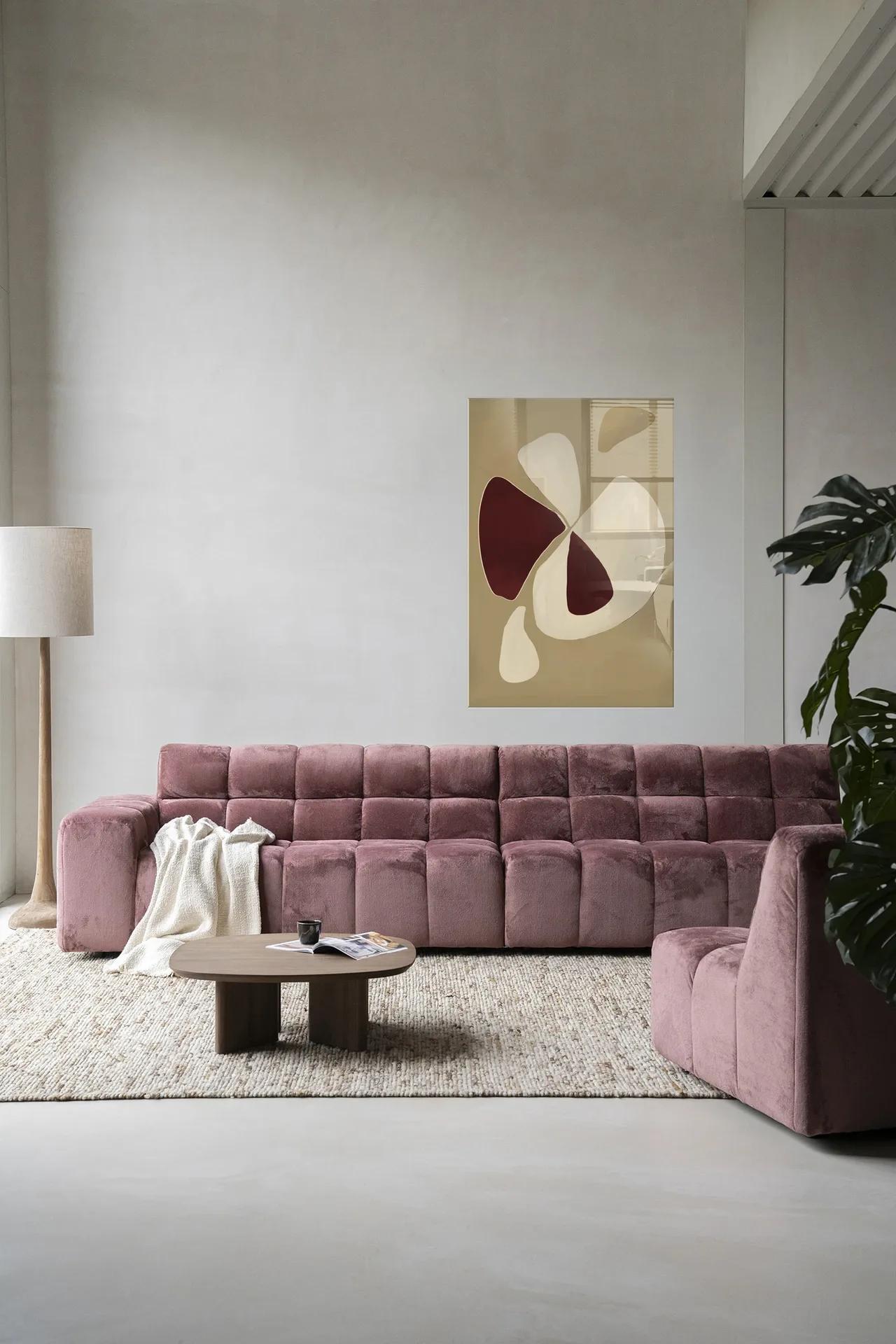 Wandkleed Elegant - Urban Cotton hangt boven een roze bank in een moderne woonkamer