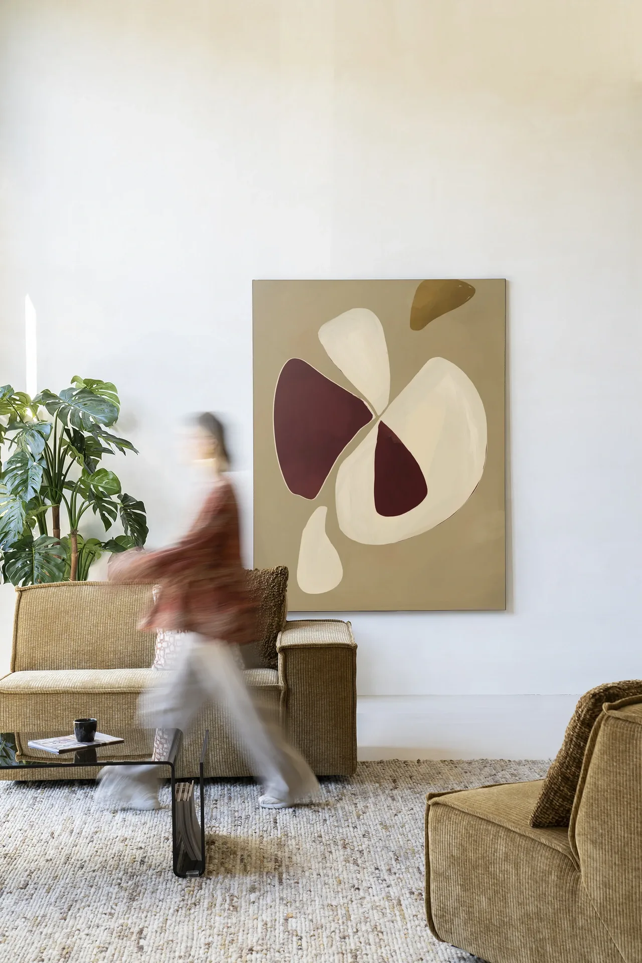 Wandkleed Elegant - Urban Cotton in een moderne woonkamer met een persoon in beweging