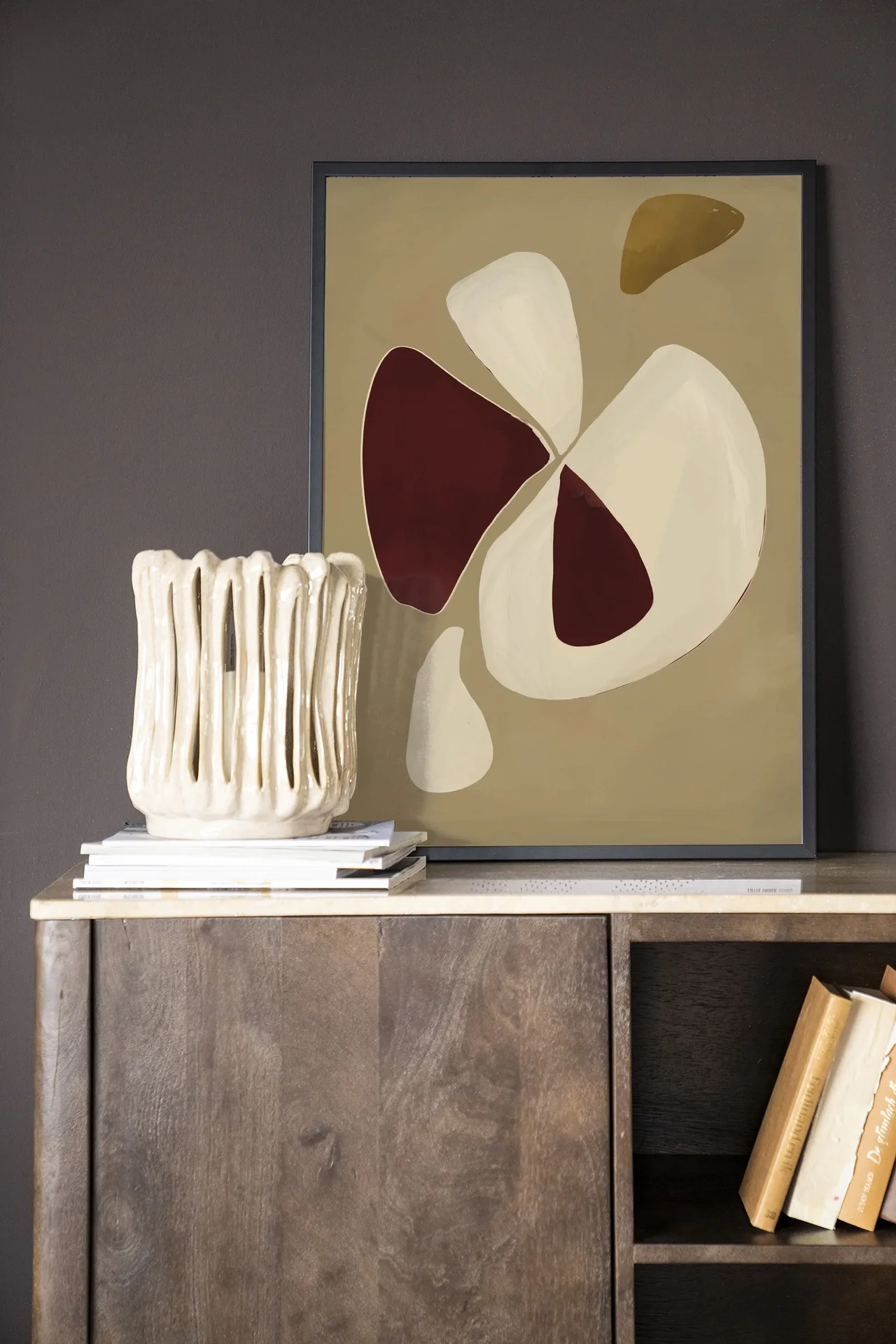 Wandkleed Elegant - Urban Cotton in een donkere setting met een vaas op een dressoir