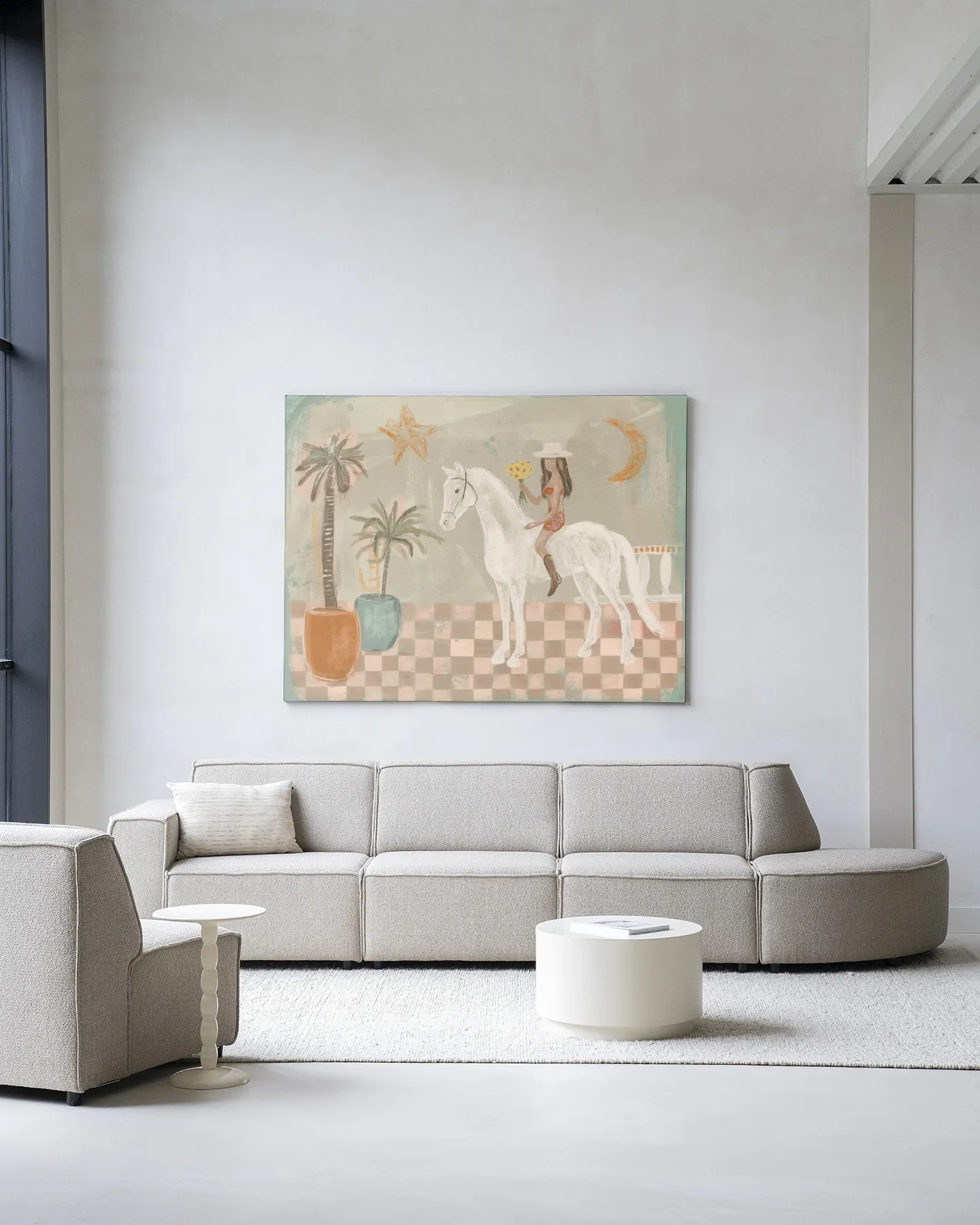 Wandkleed Sunflower Rider - Urban Cotton hangt boven een lichtgrijze bank in een moderne woonkamer
