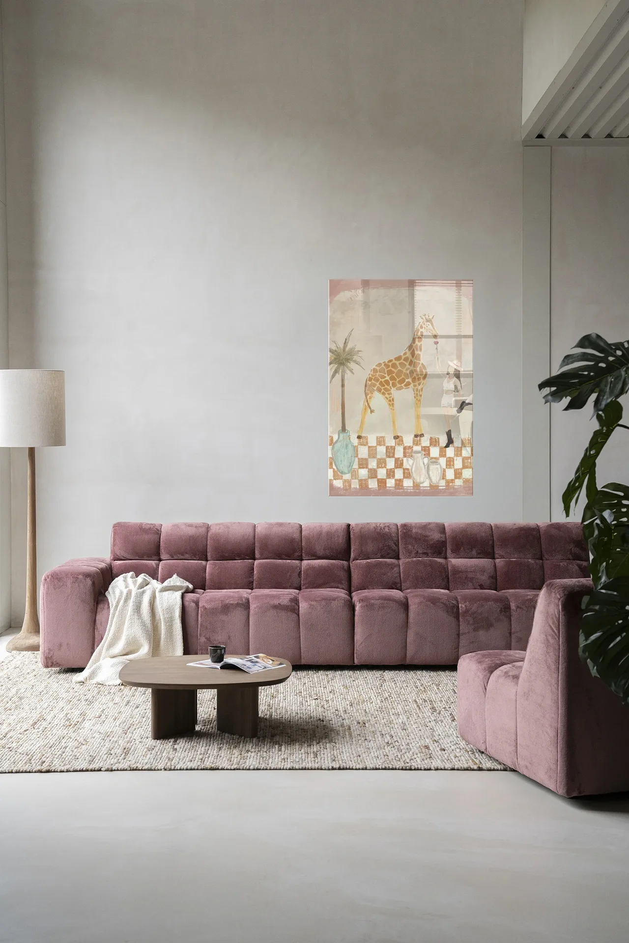 Wandkleed Feeding Rose in een moderne woonkamer boven een roze bank met een houten salontafel - Urban Cotton
