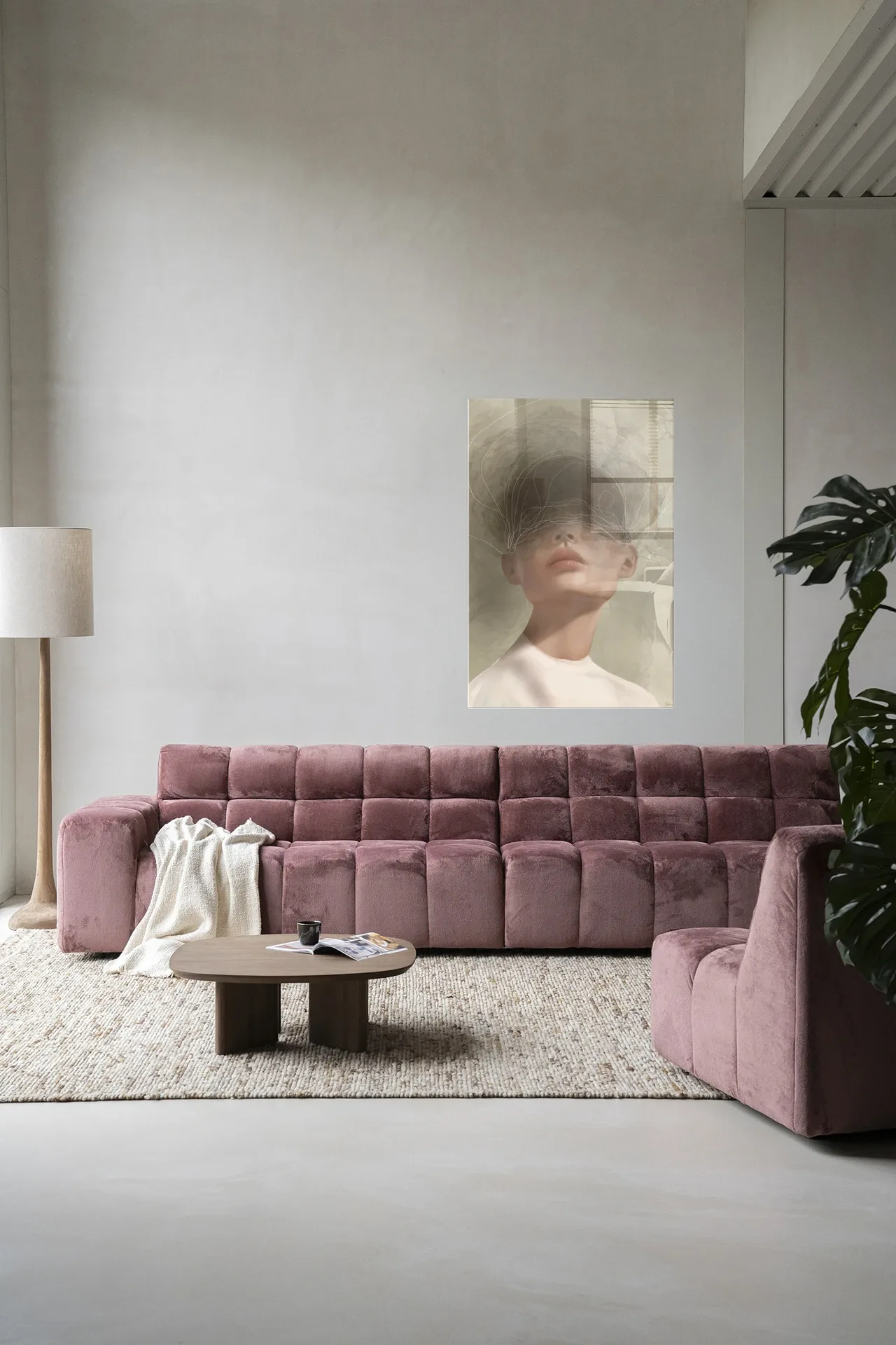 Wandkleed Blind Mist - Urban Cotton hangt boven een roze bank in een moderne woonkamer