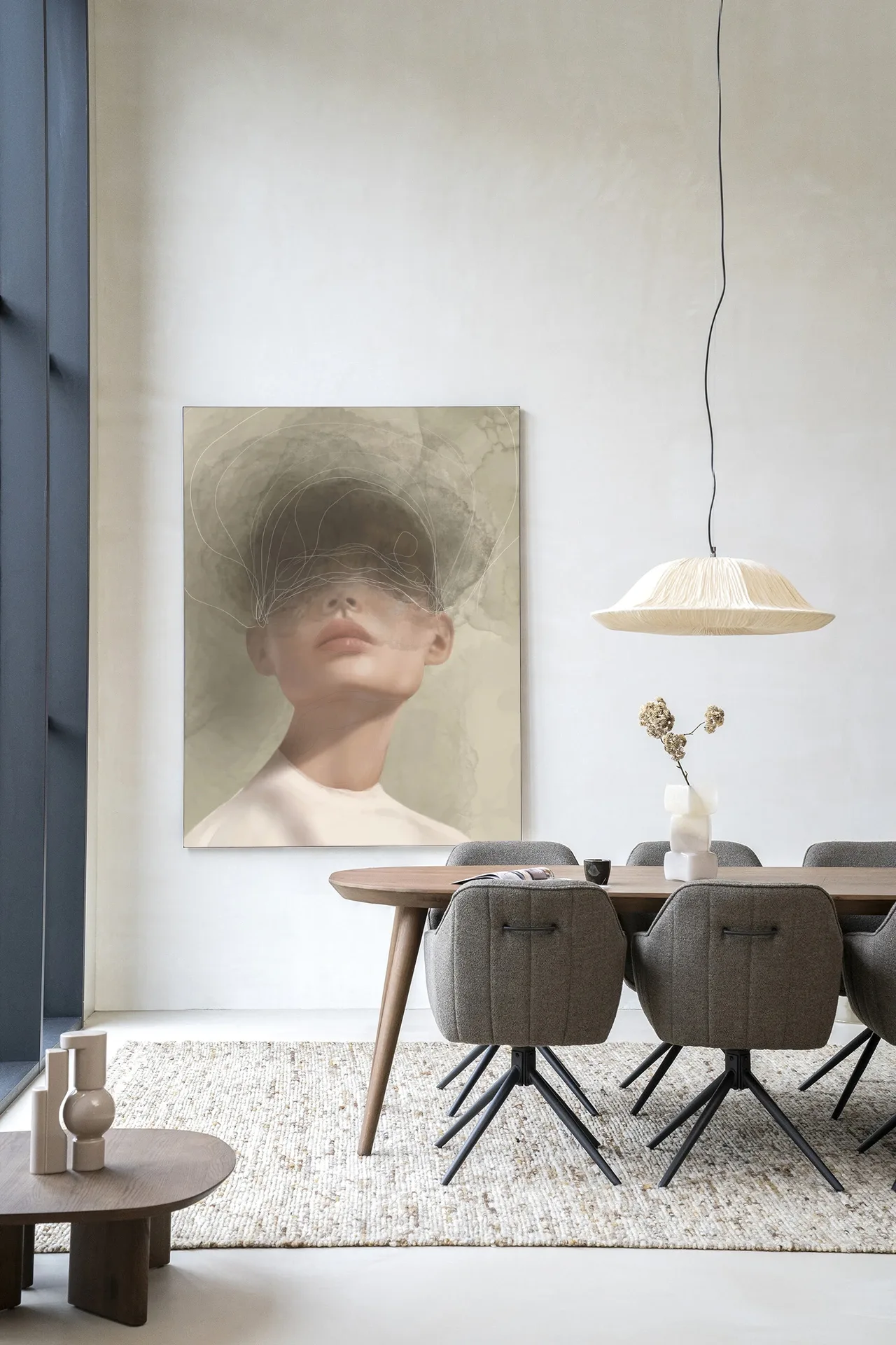 Wandkleed Blind Mist - Urban Cotton hangt boven een dressoir in een modern interieur met een eettafel