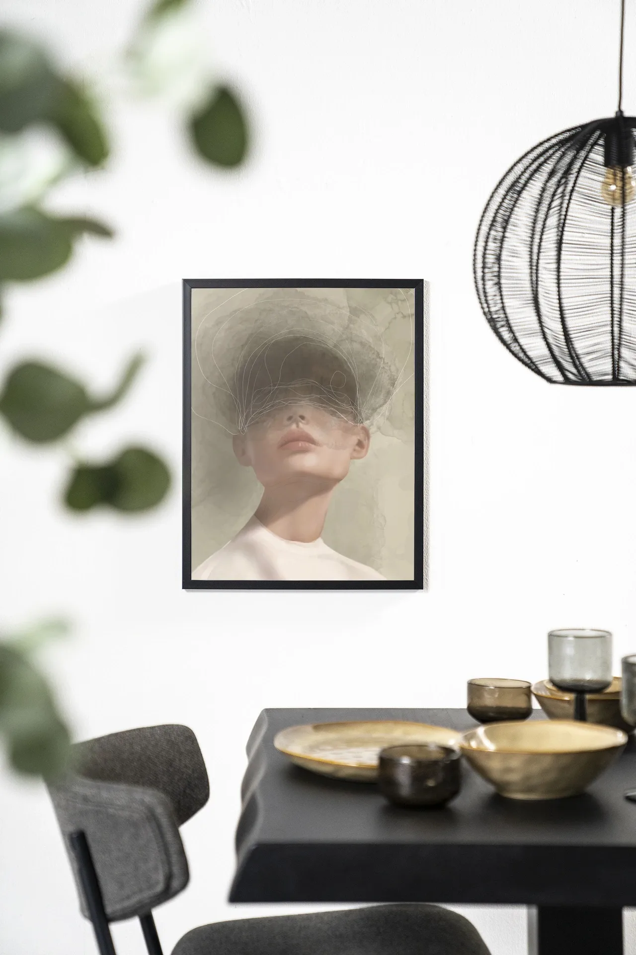 Wandkleed Blind Mist - Urban Cotton hangt in een eetkamer boven een donkere tafel