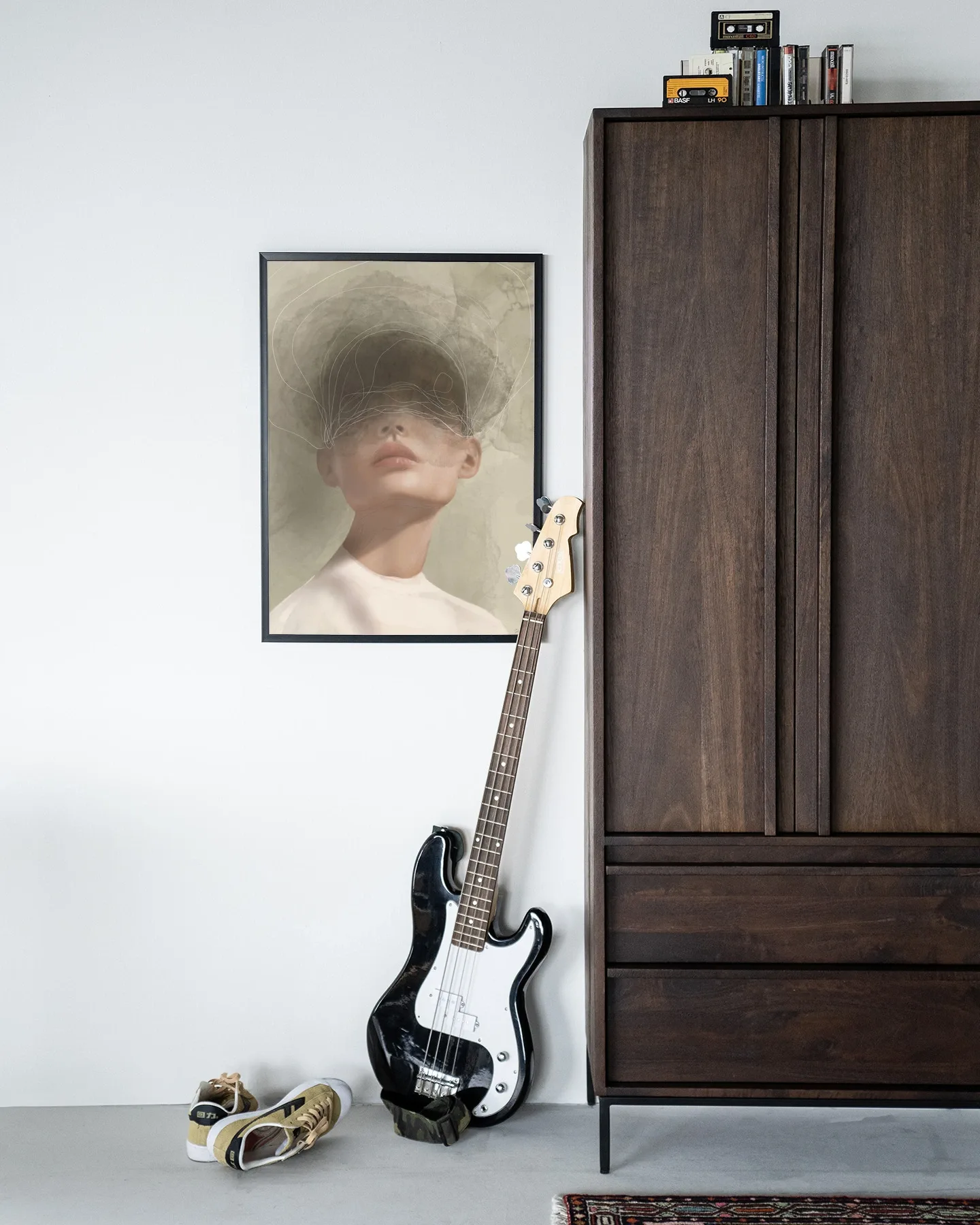 Wandkleed Blind Mist - Urban Cotton hangend aan een witte muur naast een donkerbruine kast met een gitaar ervoor