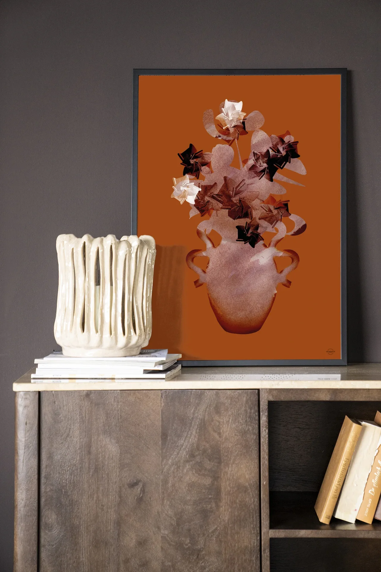 Art print Amphora Flowers - Urban Cotton in een donkere woonkamer met een crème vaas en houten kast