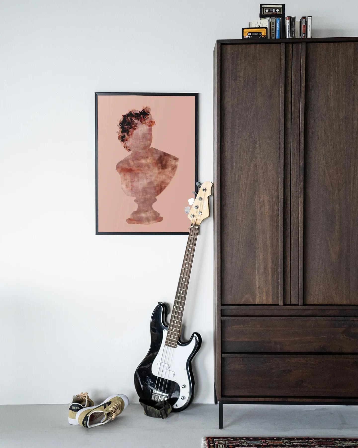 De Art print Eroded Roman Sculpture - Urban Cotton hangt aan een witte muur naast een donkerbruine kast