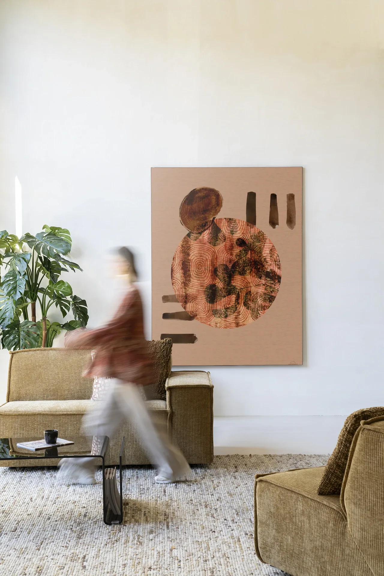 Wandkleed Wabi-Sabi Lifelines - Urban Cotton in een lichte woonkamer met banken en een salontafel