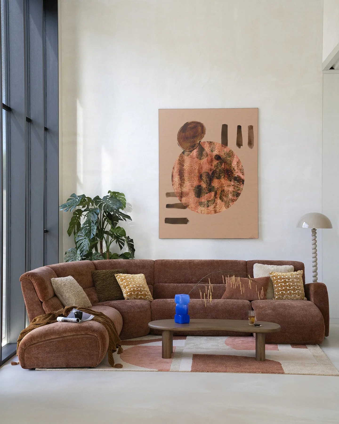 Wandkleed Wabi-Sabi Lifelines - Urban Cotton hangend boven een bruine ribfluwelen bank in een moderne woonkamer
