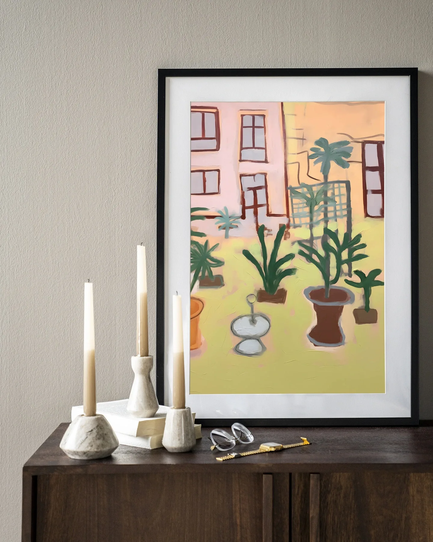 Wandkleed Boa Vista - Urban Cotton ingelijst aan een muur, met kaarsen en boeken op een dressoir