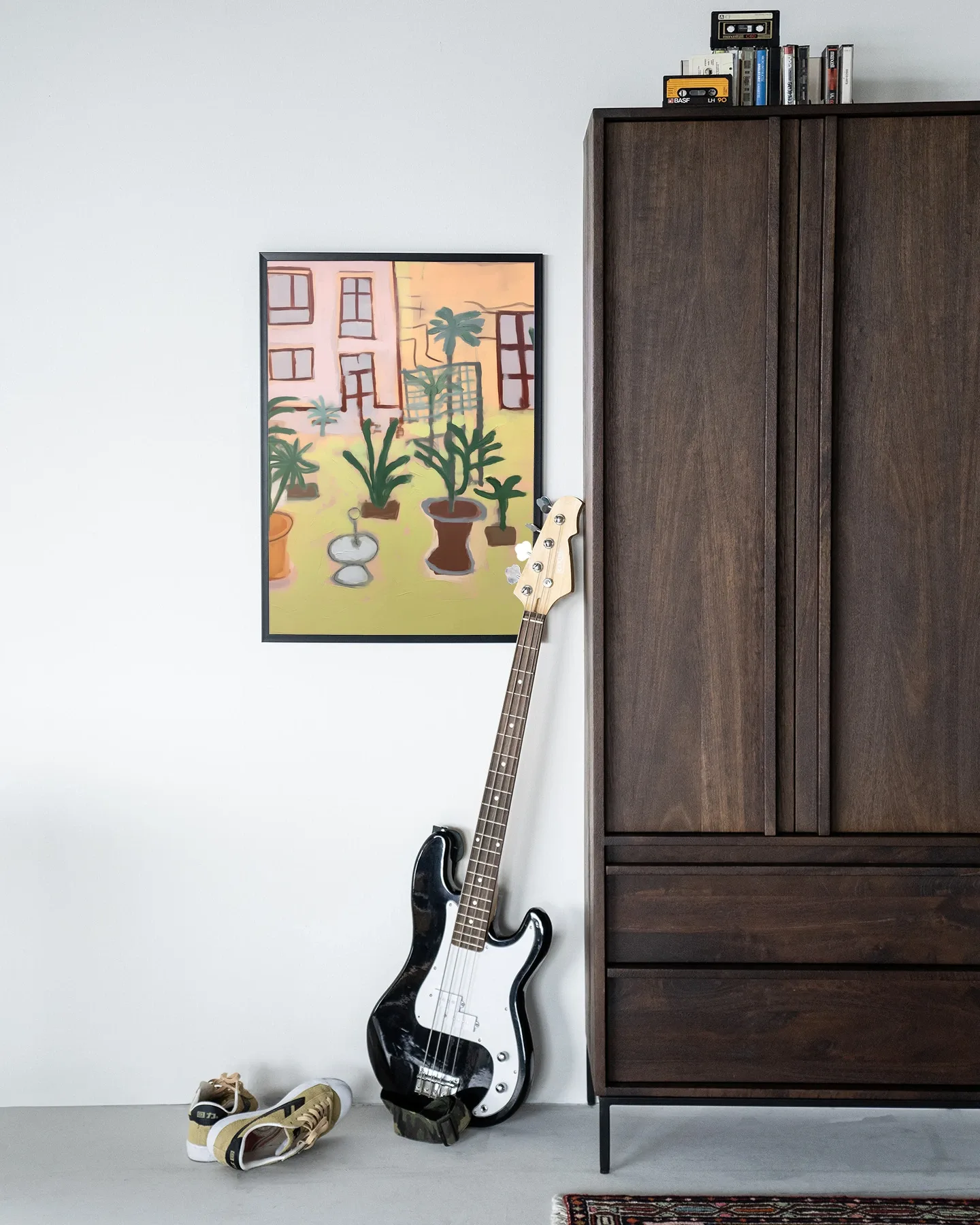 Wandkleed Boa Vista - Urban Cotton hangt aan een witte muur naast een donkerbruine kast
