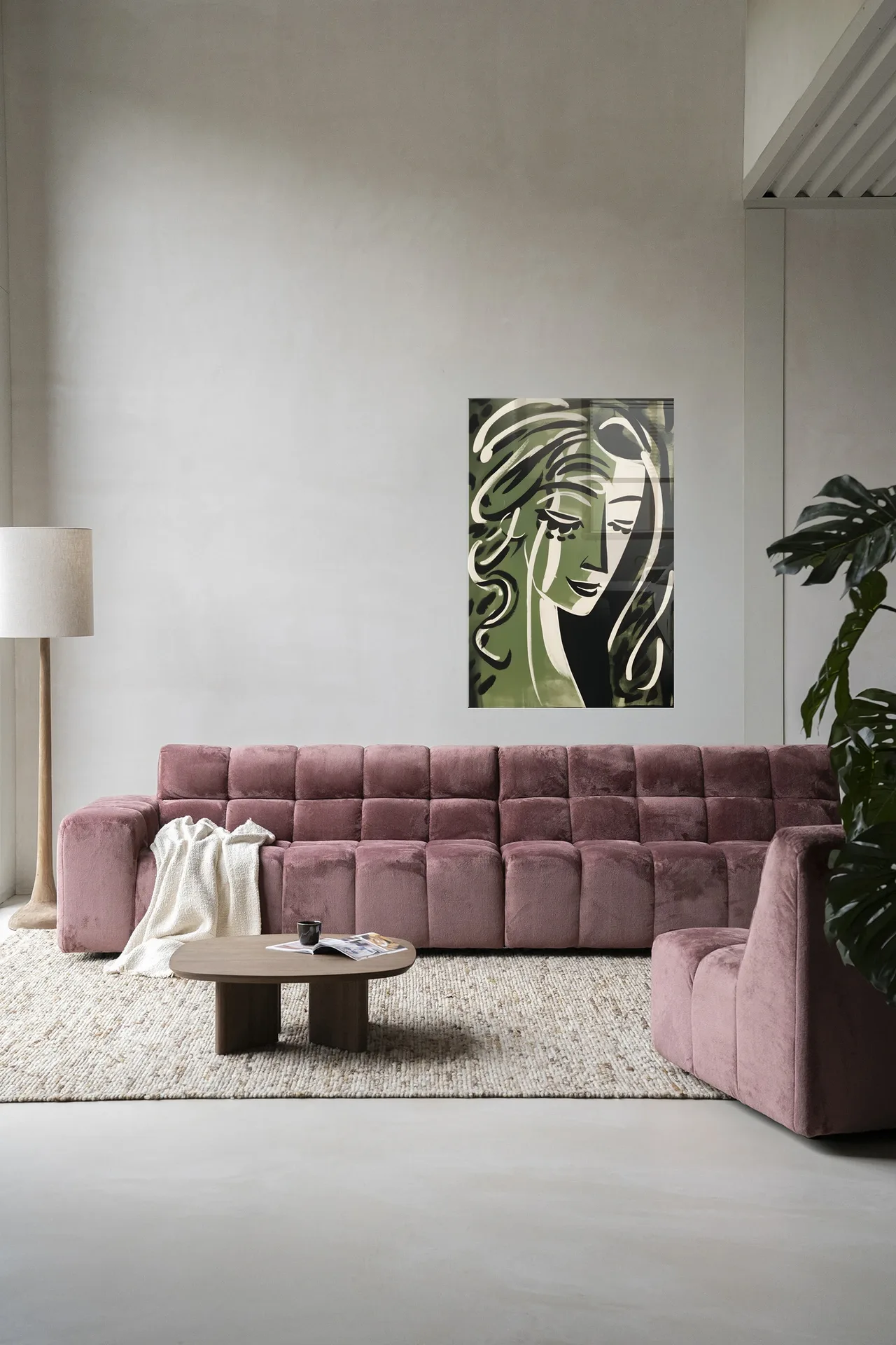 Wandkleed Aphrodite van Urban Cotton in een moderne woonkamer met een roze bank en houten salontafel