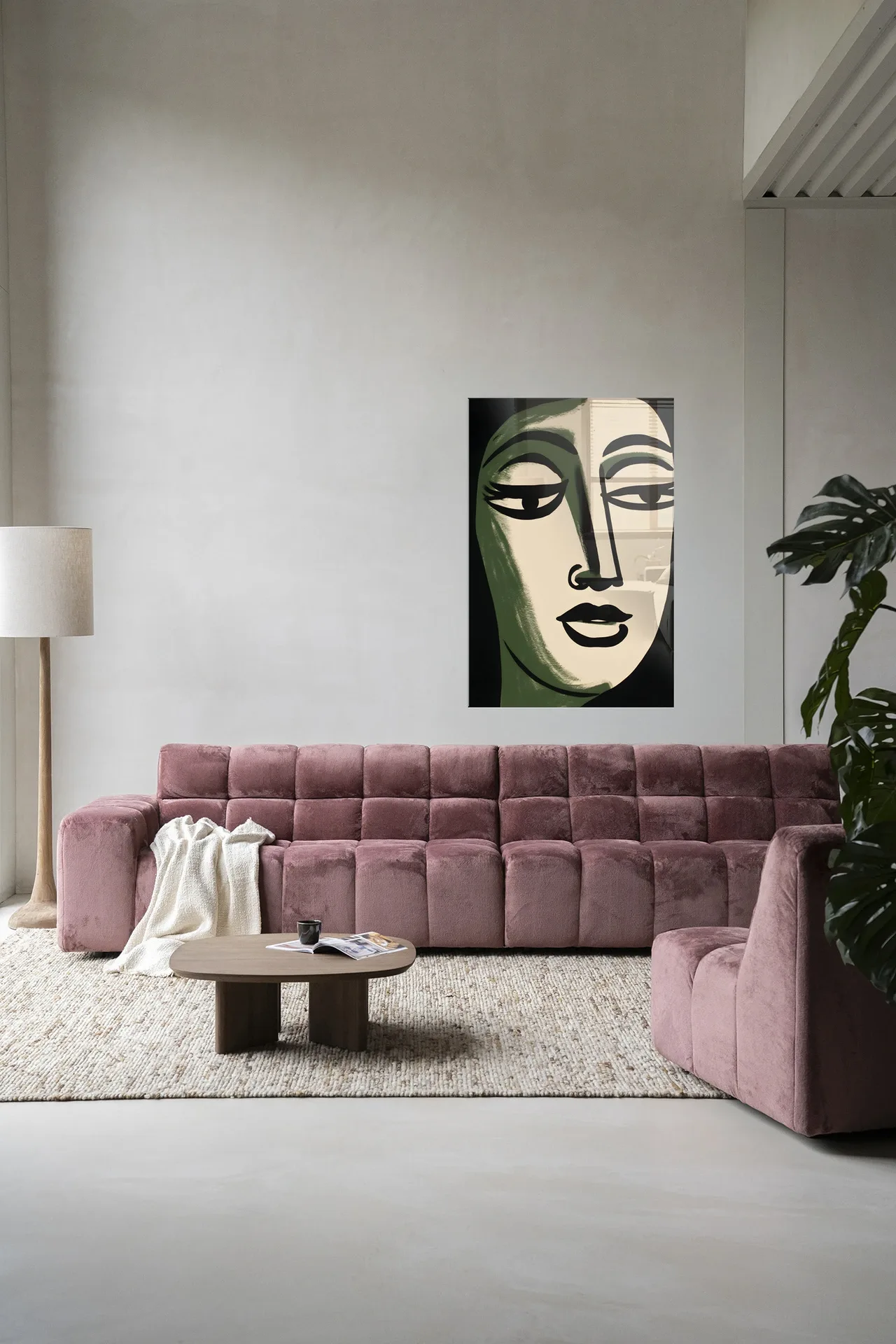 Wandkleed Artemis in een lichte woonkamer boven een roze bank en houten salontafel - Urban Cotton