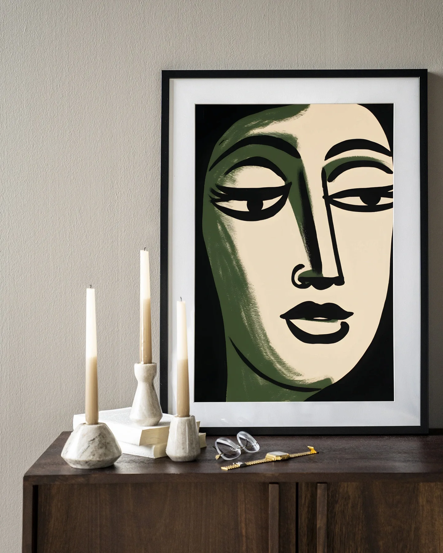 Wandkleed Artemis - Urban Cotton hangend aan een lichte muur, met kaarsen en boeken op een dressoir