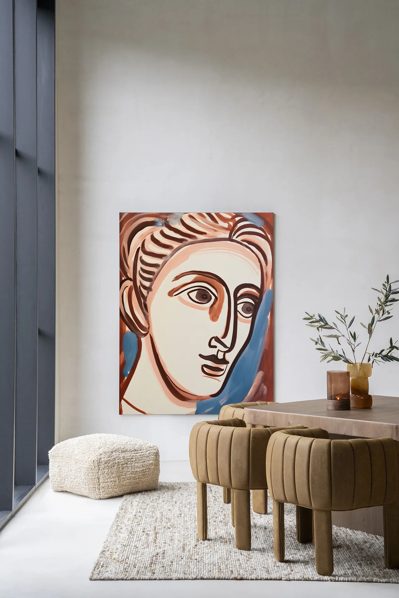 Wandkleed Hera - Urban Cotton in een moderne eetkamer met een houten tafel en beige stoelen