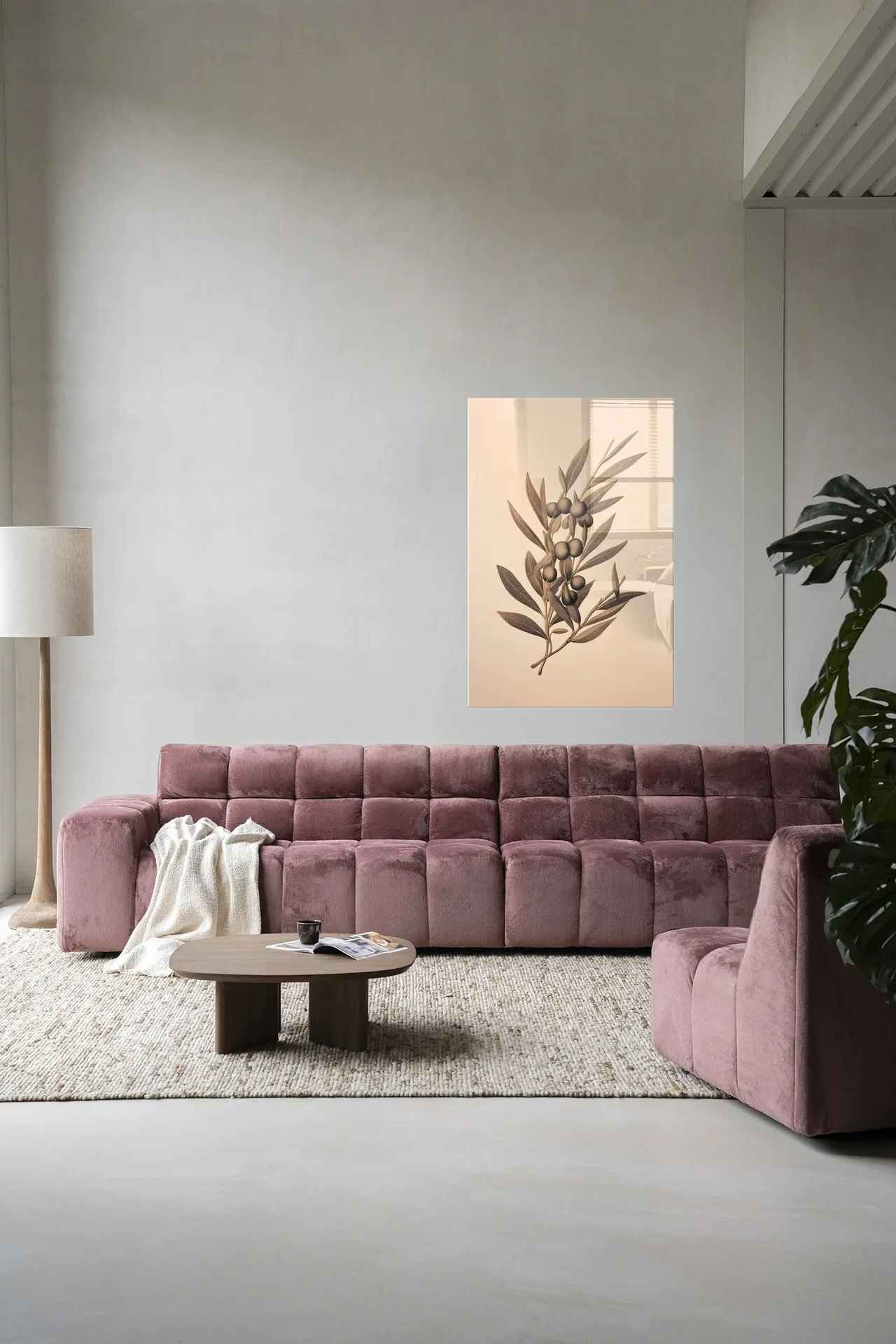Wandkleed Oliva in een minimalistische woonkamer boven een roze bank en houten salontafel - Urban Cotton