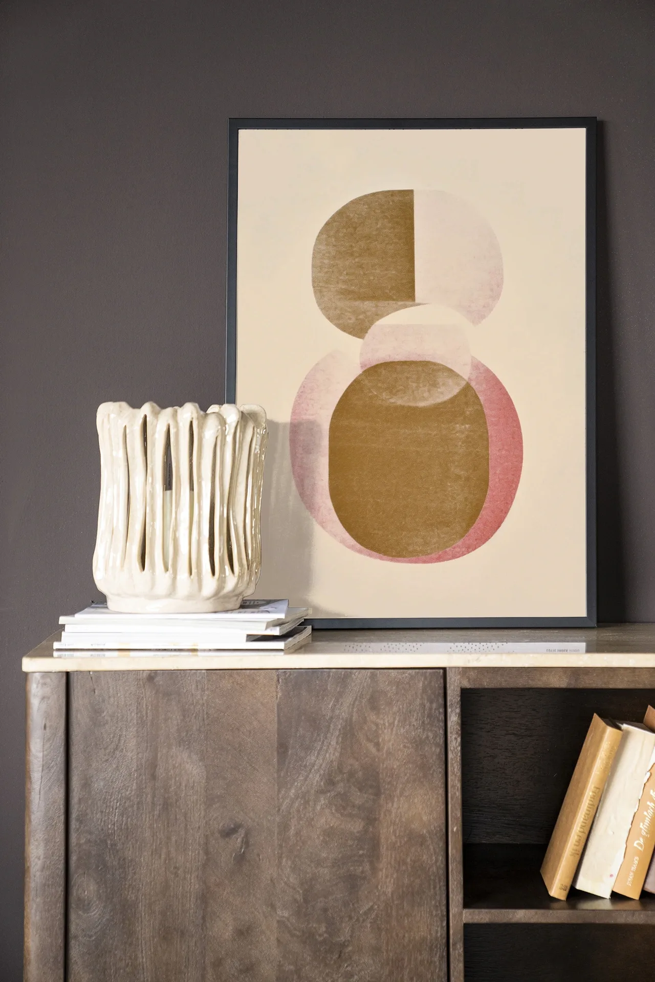 Art print Figuras 4 - Urban Cotton in een donkergrijze kamer, staand op een houten dressoir