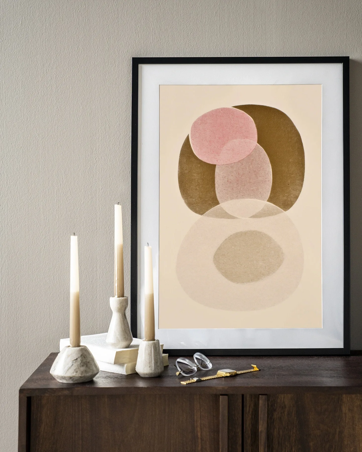 Art print Figuras 7 - Urban Cotton ingelijst aan een lichtgrijze muur, met kaarsen en boeken op een donkerhouten kast