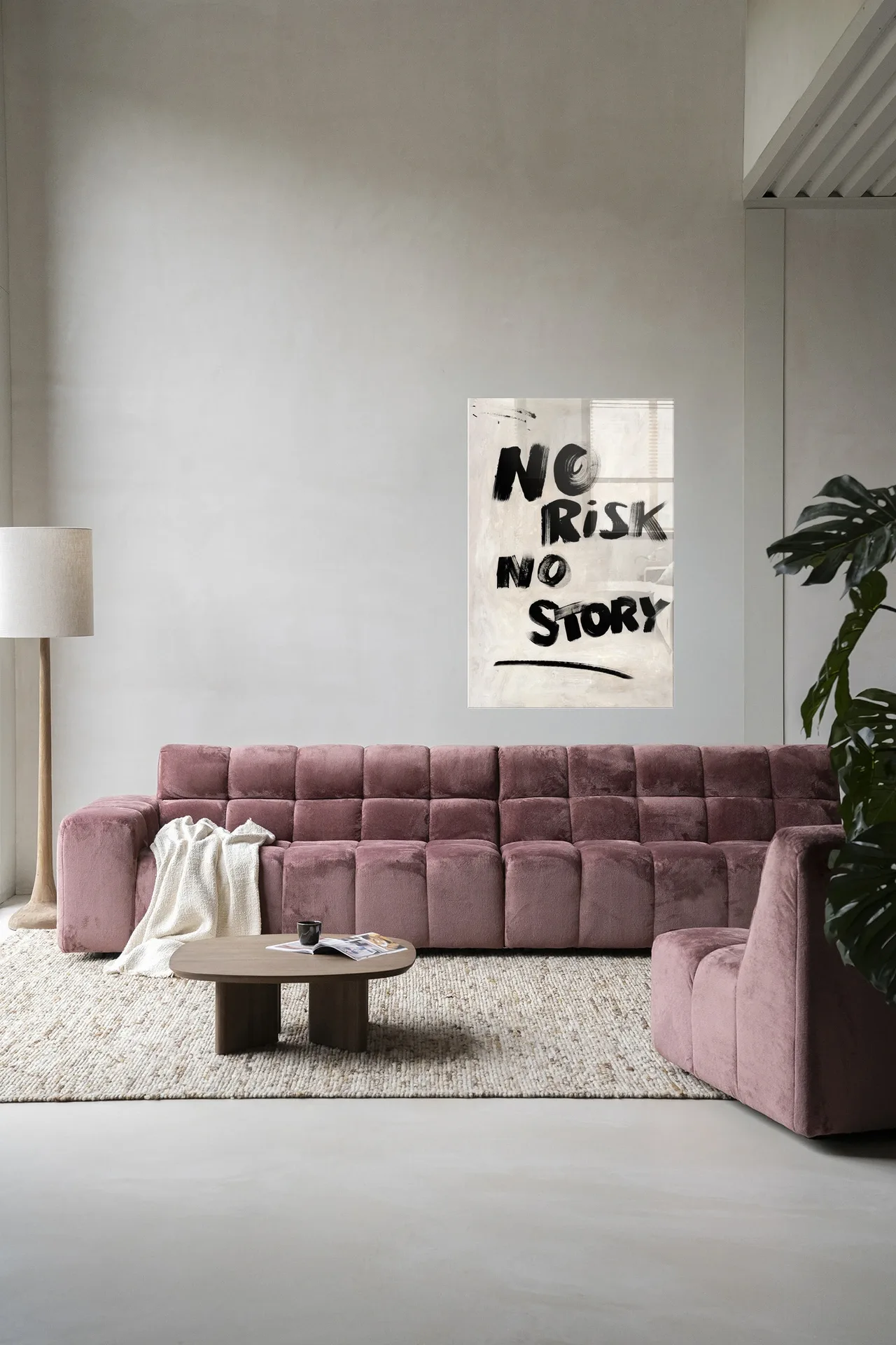Wandkleed No Risk, No Story in een moderne woonkamer boven een roze bank - Urban Cotton