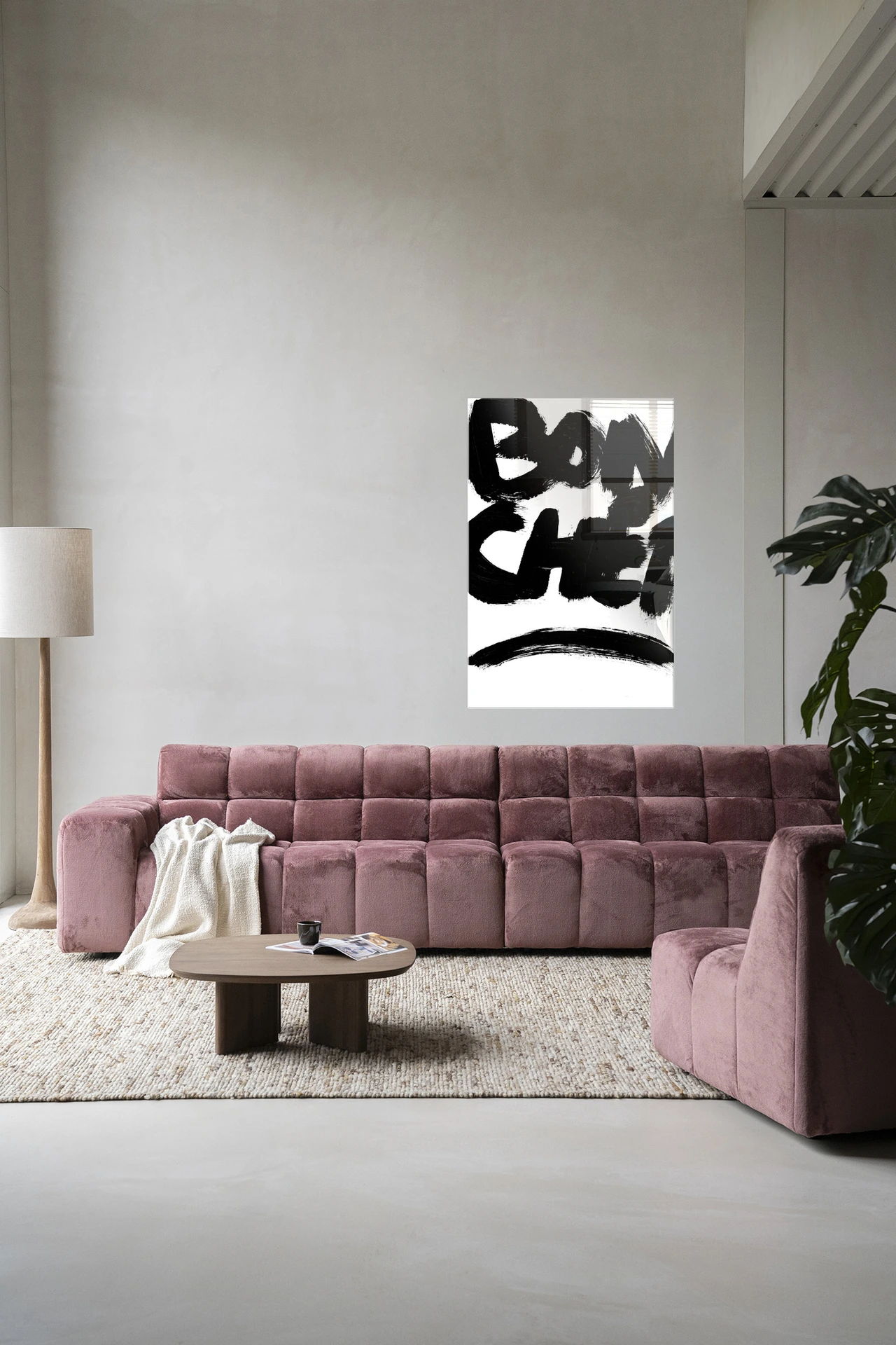 Wandkleed Bon Chef - Urban Cotton hangend boven een roze bank in een moderne woonkamer