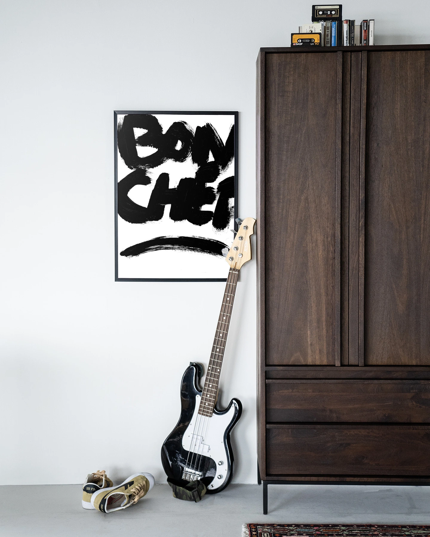 Wandkleed Bon Chef - Urban Cotton in een minimalistische setting met een gitaar en schoenen