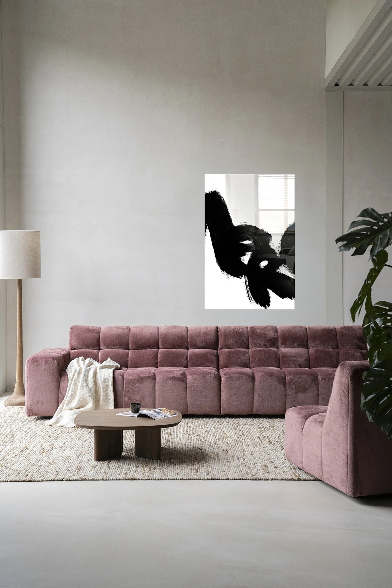 Wandkleed Merci - Urban Cotton in een moderne woonkamer boven een roze bank