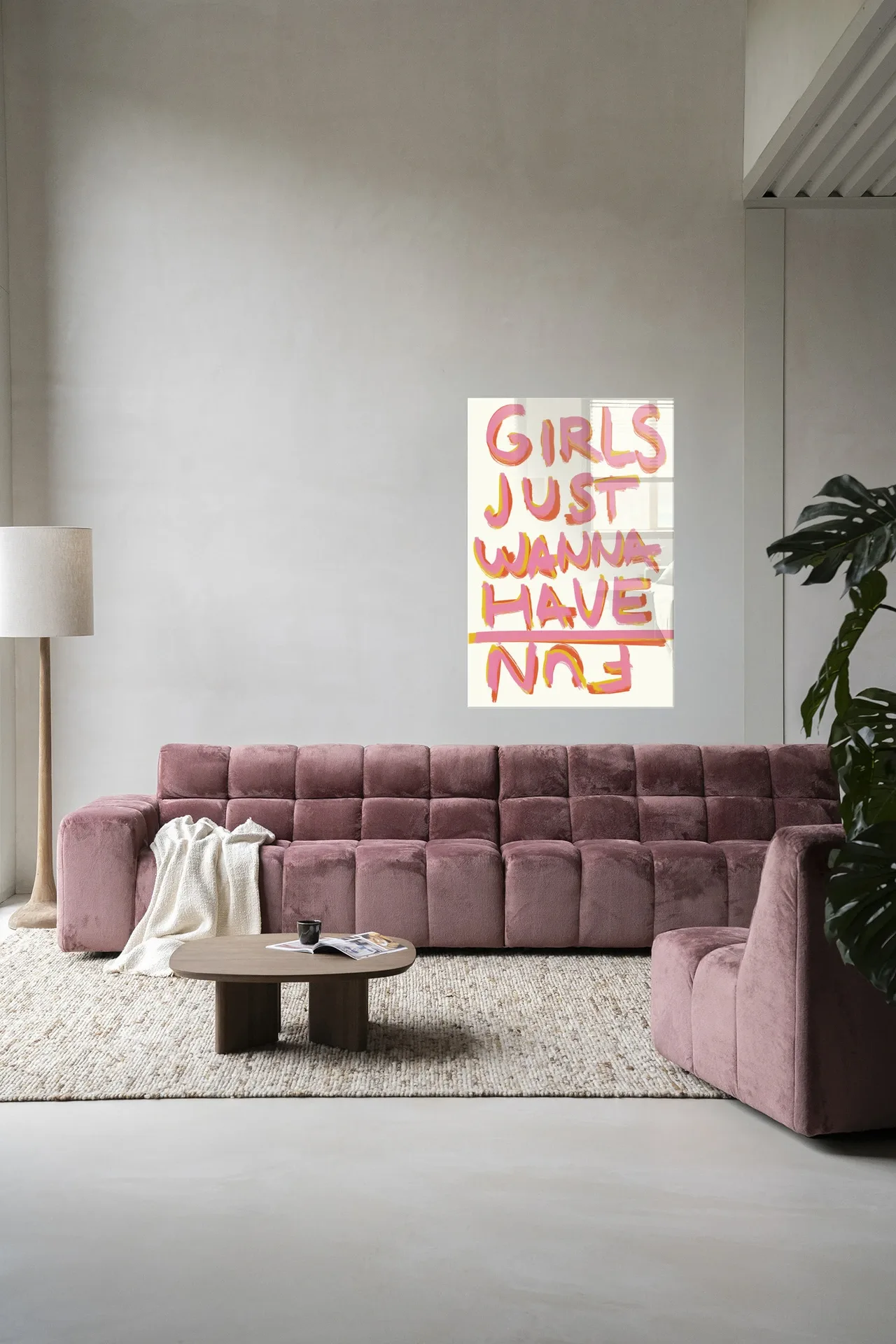 Wandkleed P.S Written By A Girl - Urban Cotton boven een roze bank in een moderne woonkamer
