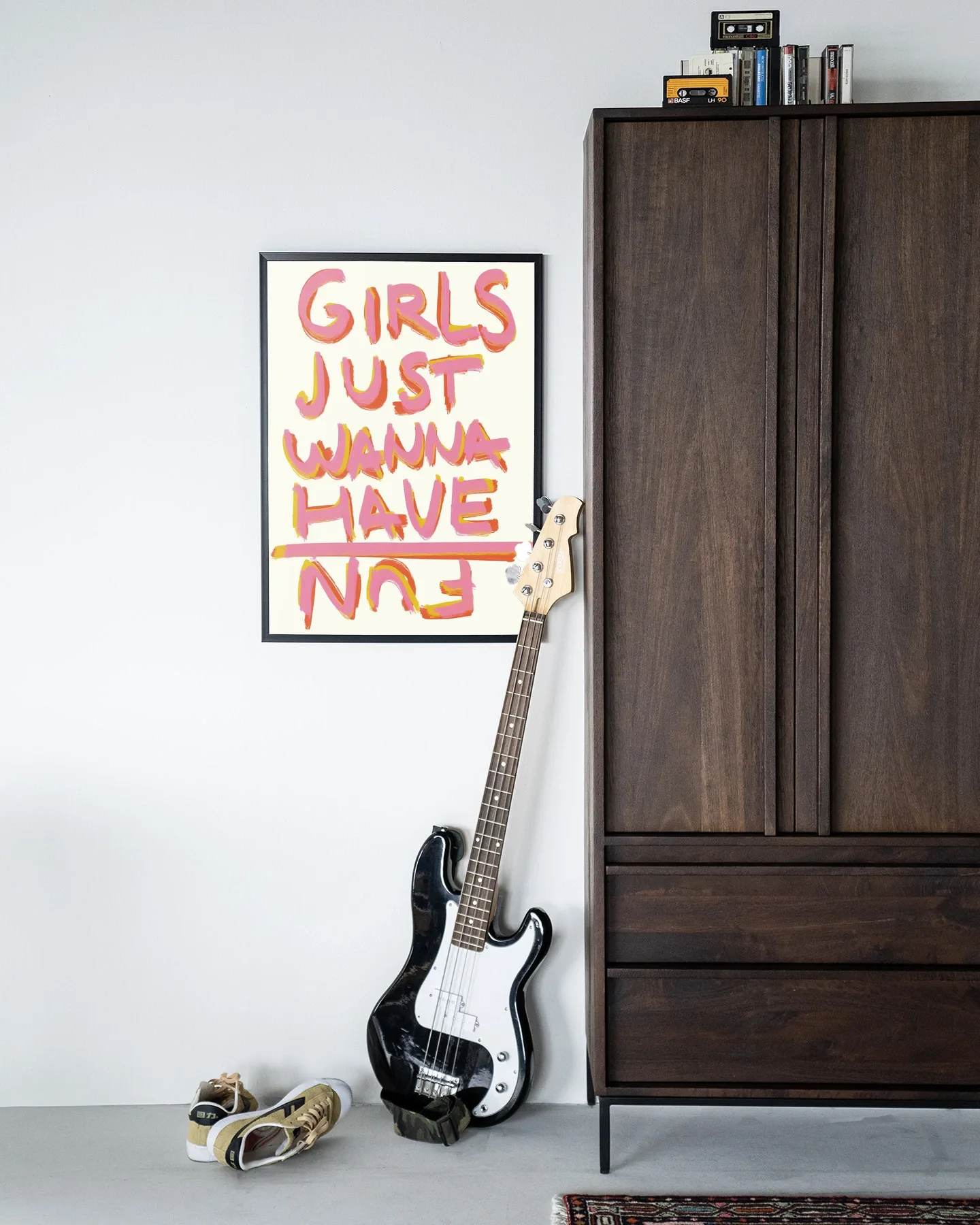 Wandkleed P.S Written By A Girl - Urban Cotton hangt aan een witte muur naast een donkerbruine kast