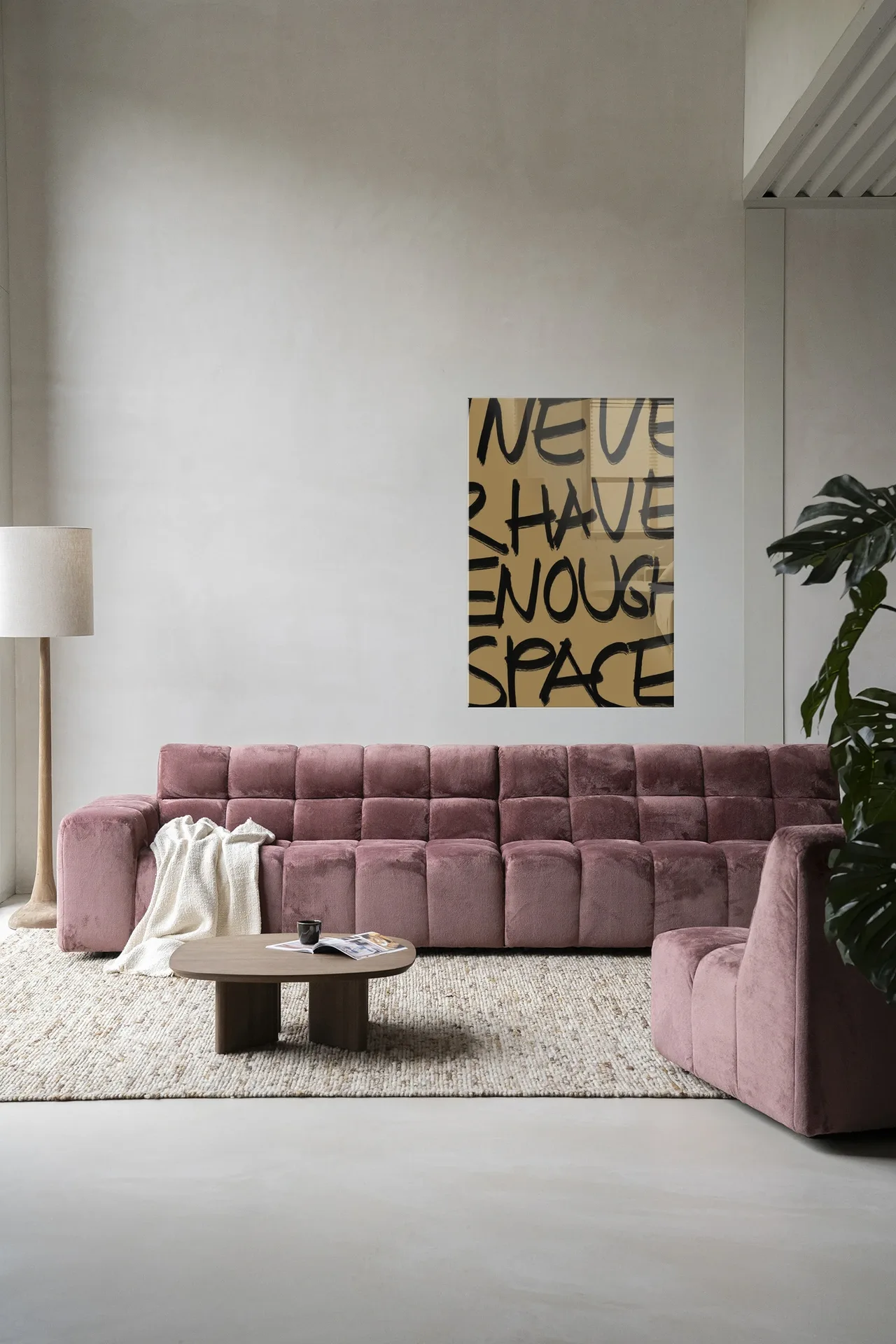 Wandteppich No Space hängt über einem rosa Sofa in einem modernen Wohnzimmer mit einem Couchtisch - Urban Cotton