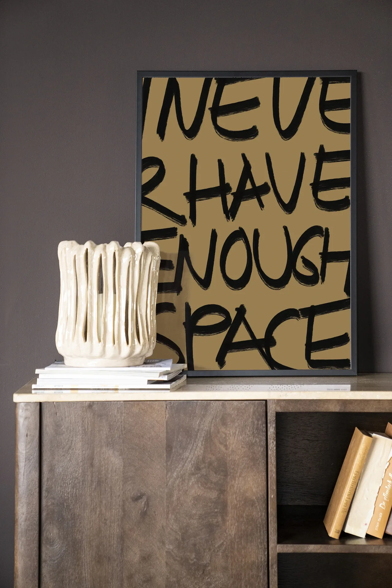 Wandteppich No Space - Urban Cotton in dunkler Umgebung, auf einem Holzschrank mit Dekoration platziert