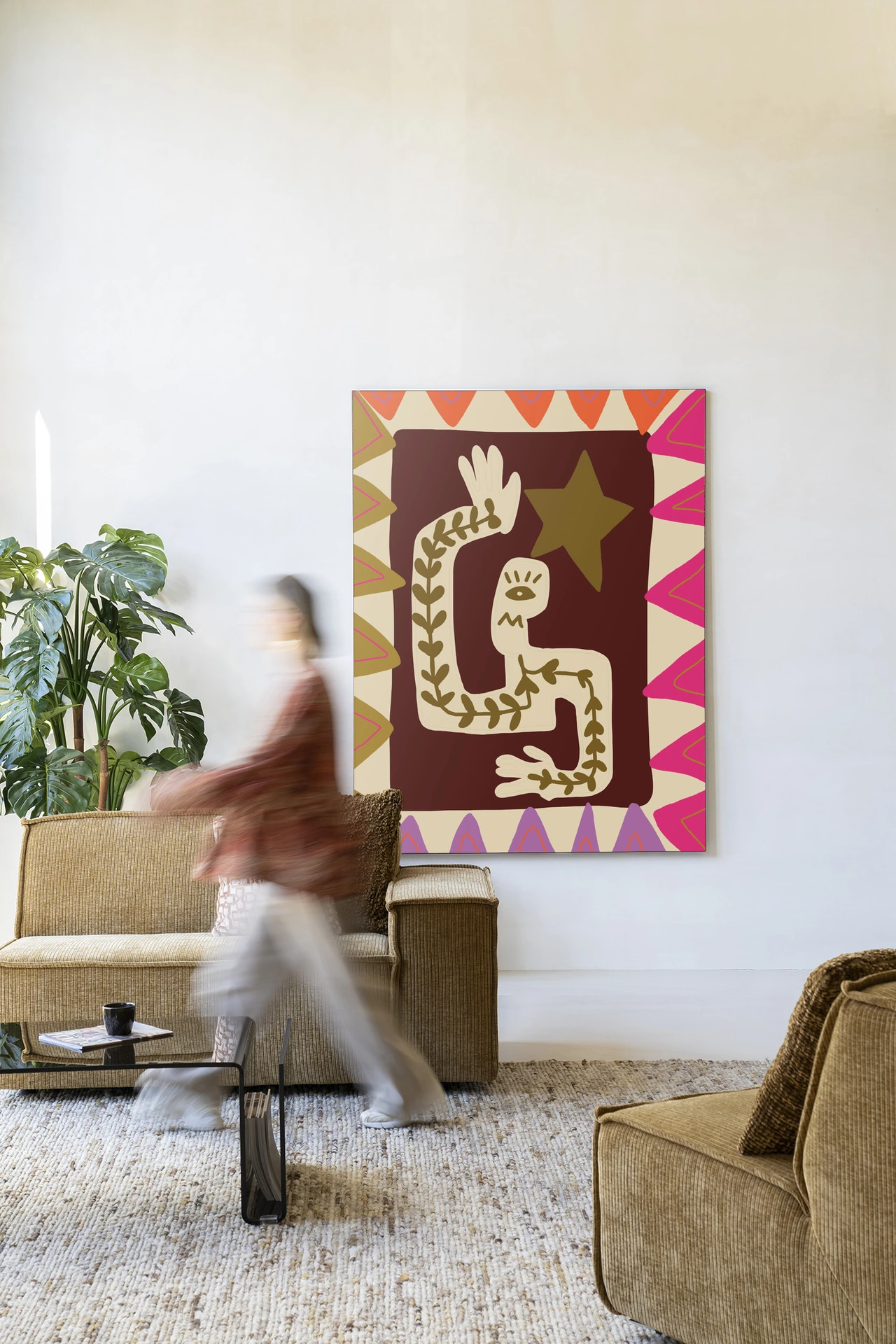 Wandkleed Wave - Urban Cotton hangt aan een witte muur in een woonkamer met een persoon in beweging