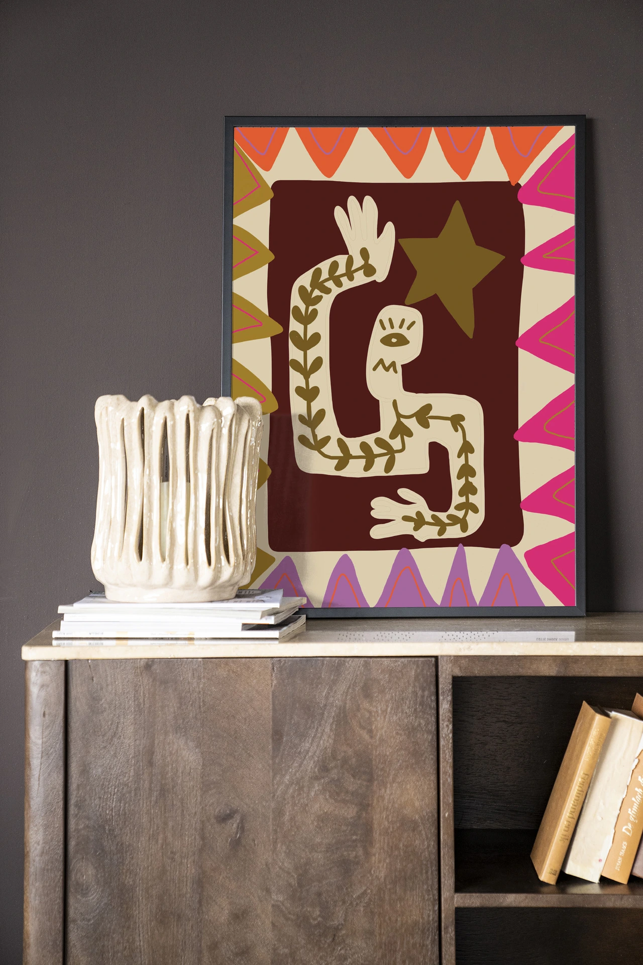 Wandkleed Wave - Urban Cotton, staand op een houten dressoir met boeken ernaast