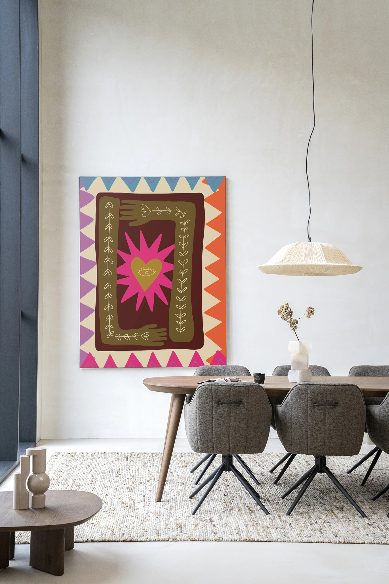 Een Wandkleed Hug in een moderne eetkamer met een houten tafel en grijze stoelen - Urban Cotton