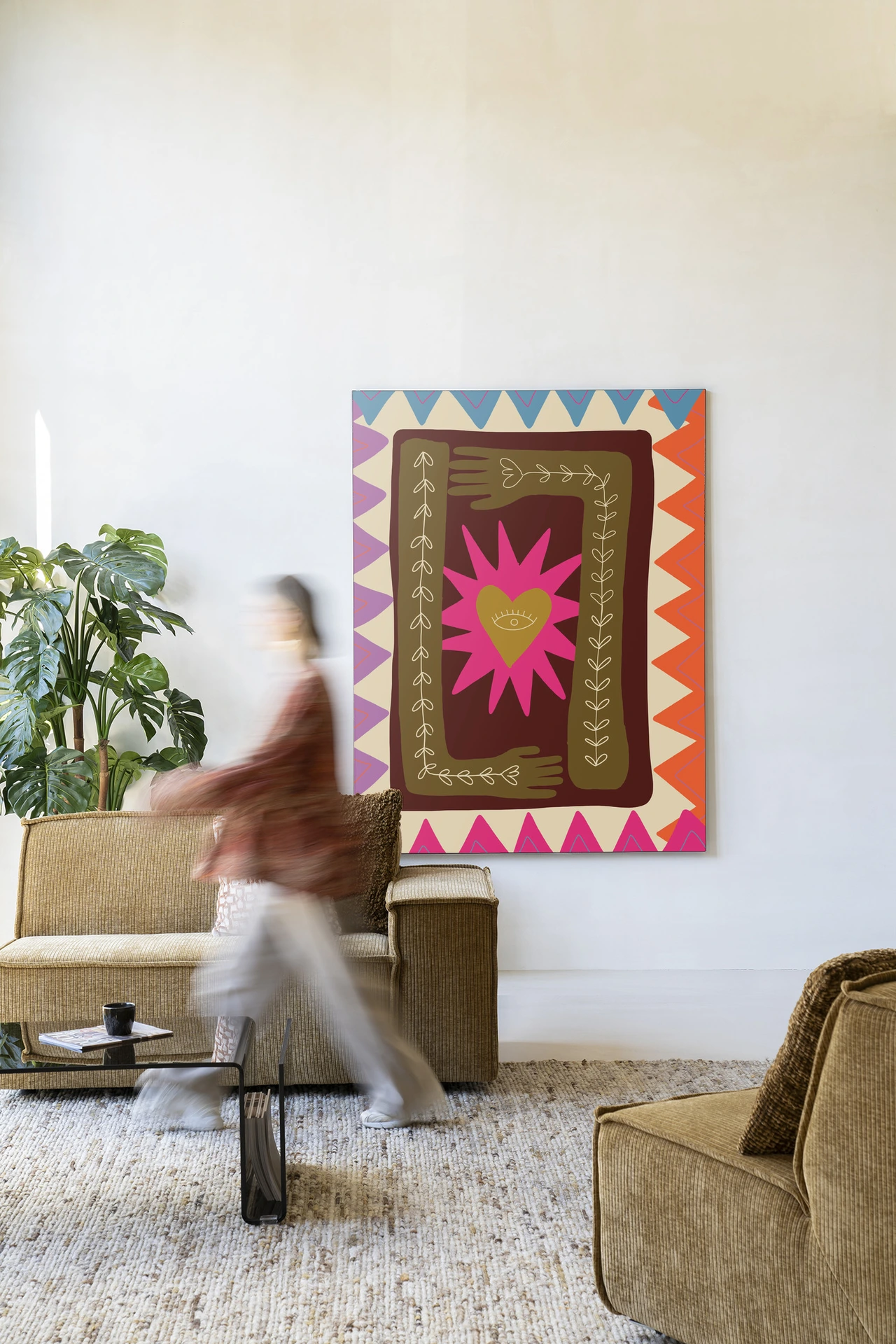 Wandkleed Hug van Urban Cotton in een lichte woonkamer met een persoon die voorbij loopt