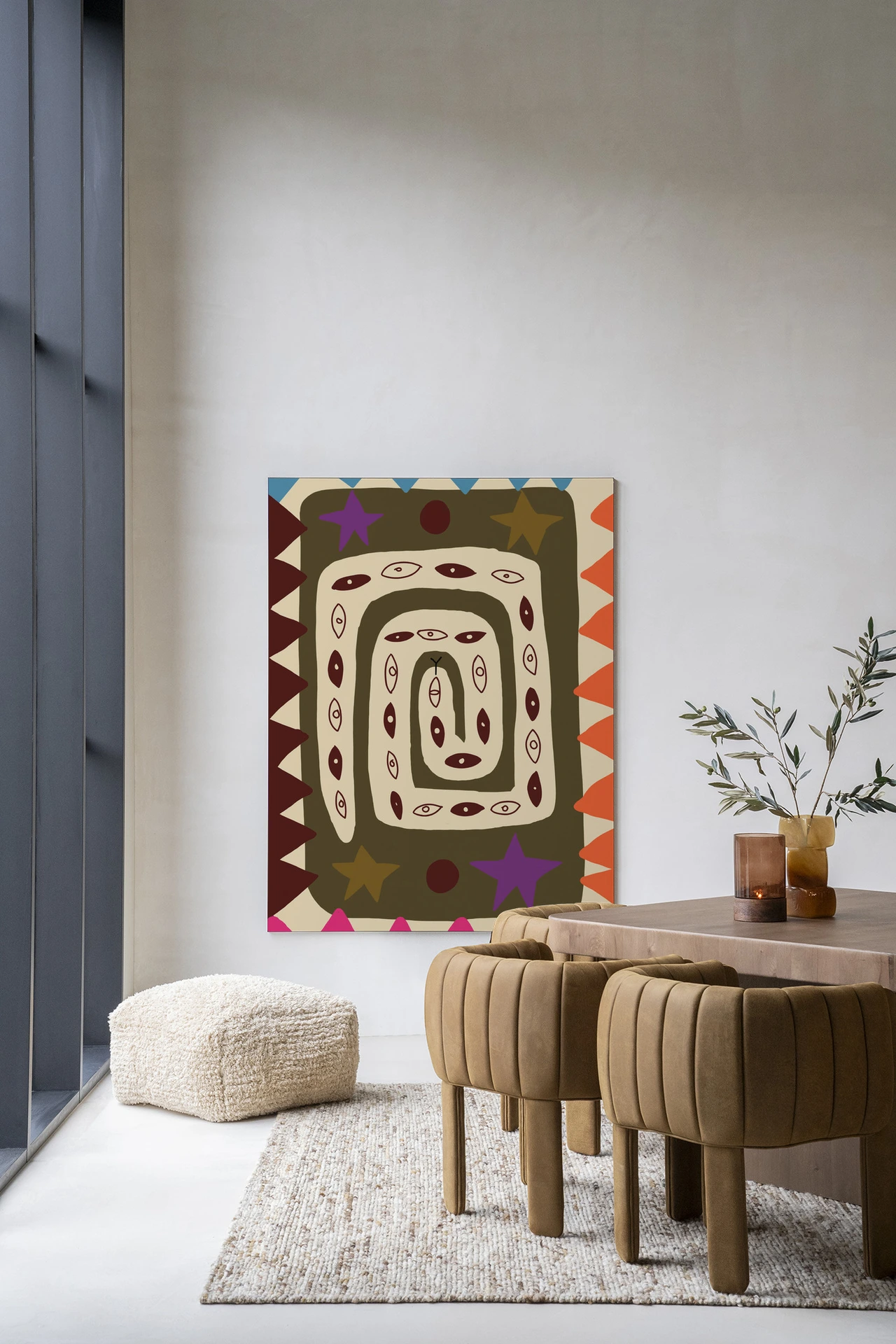 Wandkleed Snake Eye in een modern interieur met een houten tafel en beige stoelen - Urban Cotton