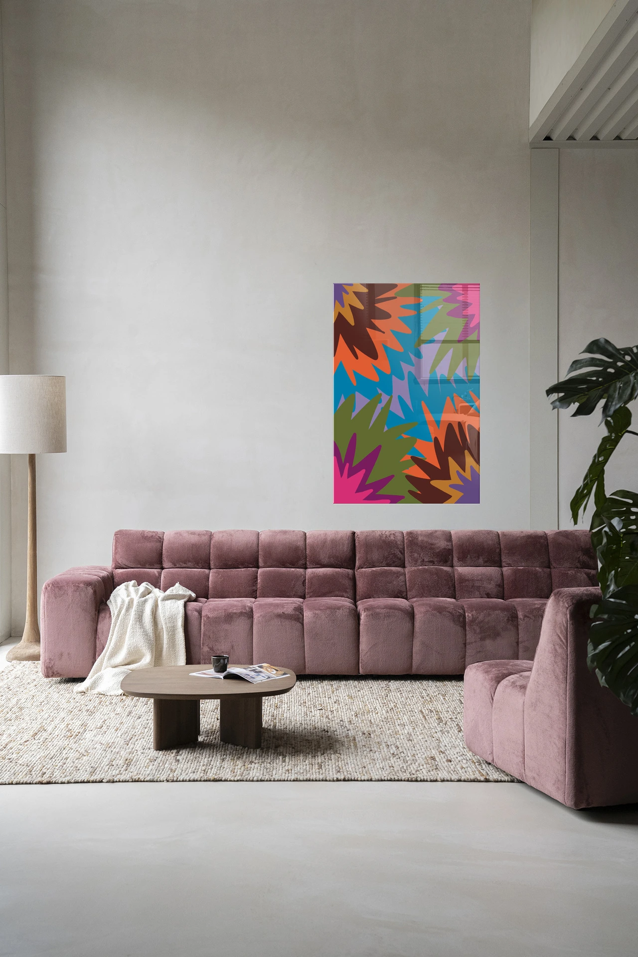 Wandkleed Fireworks van Urban Cotton in een moderne woonkamer met een roze bank en houten salontafel