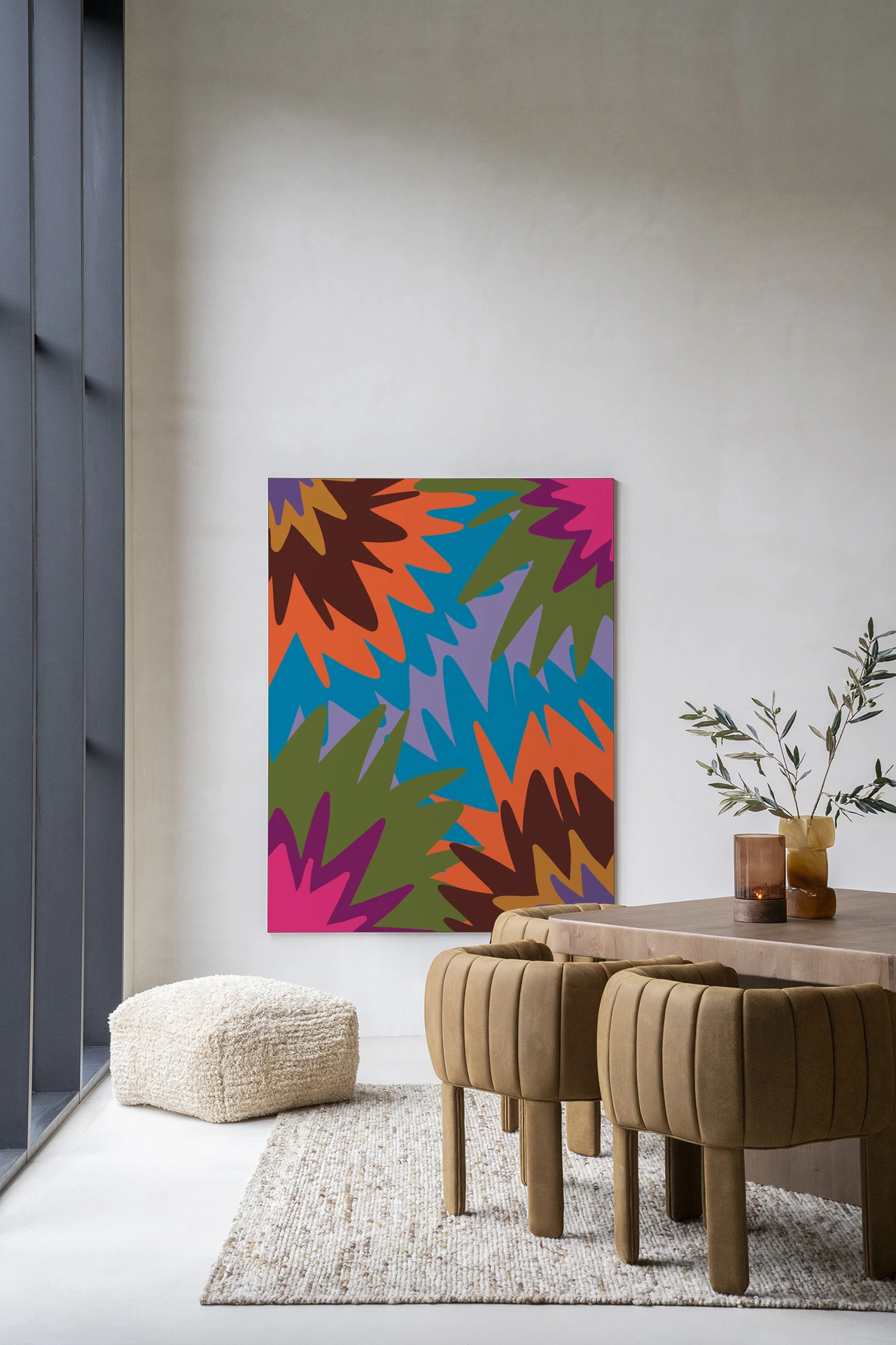 Wandkleed Fireworks van Urban Cotton in een moderne eetkamer met houten tafel en stoelen