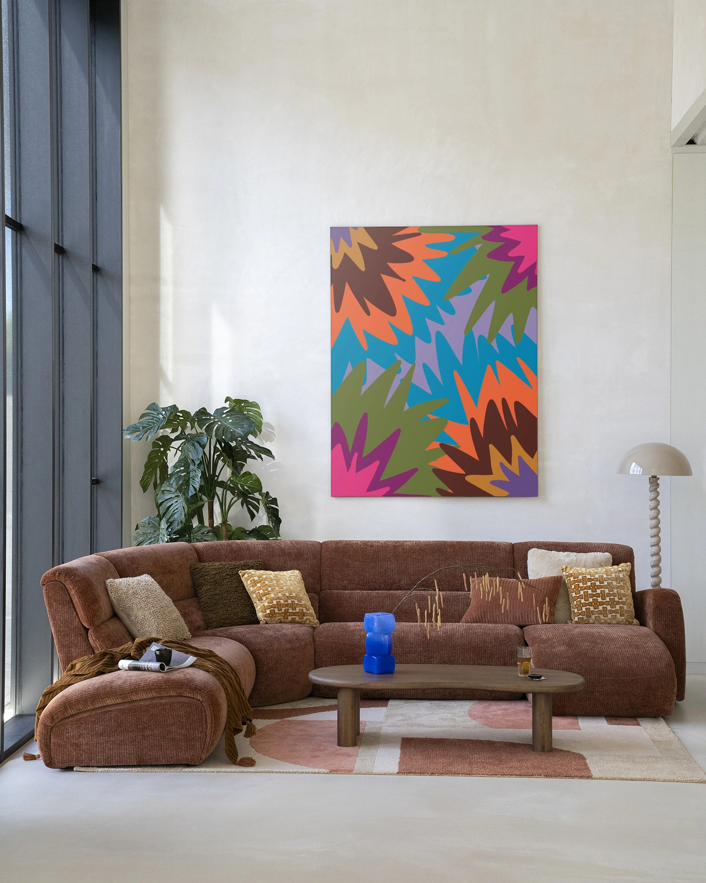 Wandkleed Fireworks van Urban Cotton hangt boven een bruine ribfluwelen bank in een lichte woonkamer
