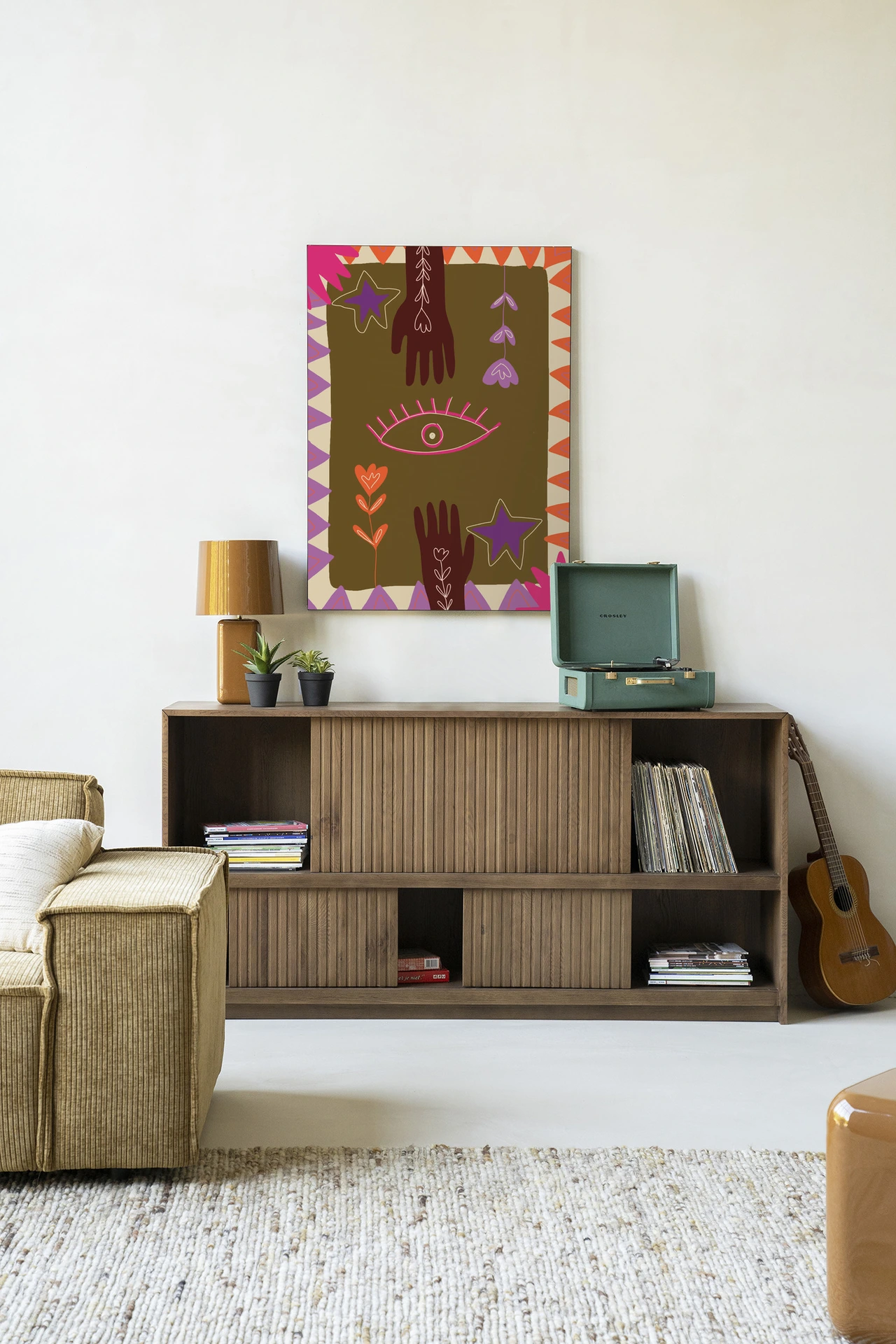 Wandkleed Hands - Urban Cotton met een oog en handen in een moderne woonkamer
