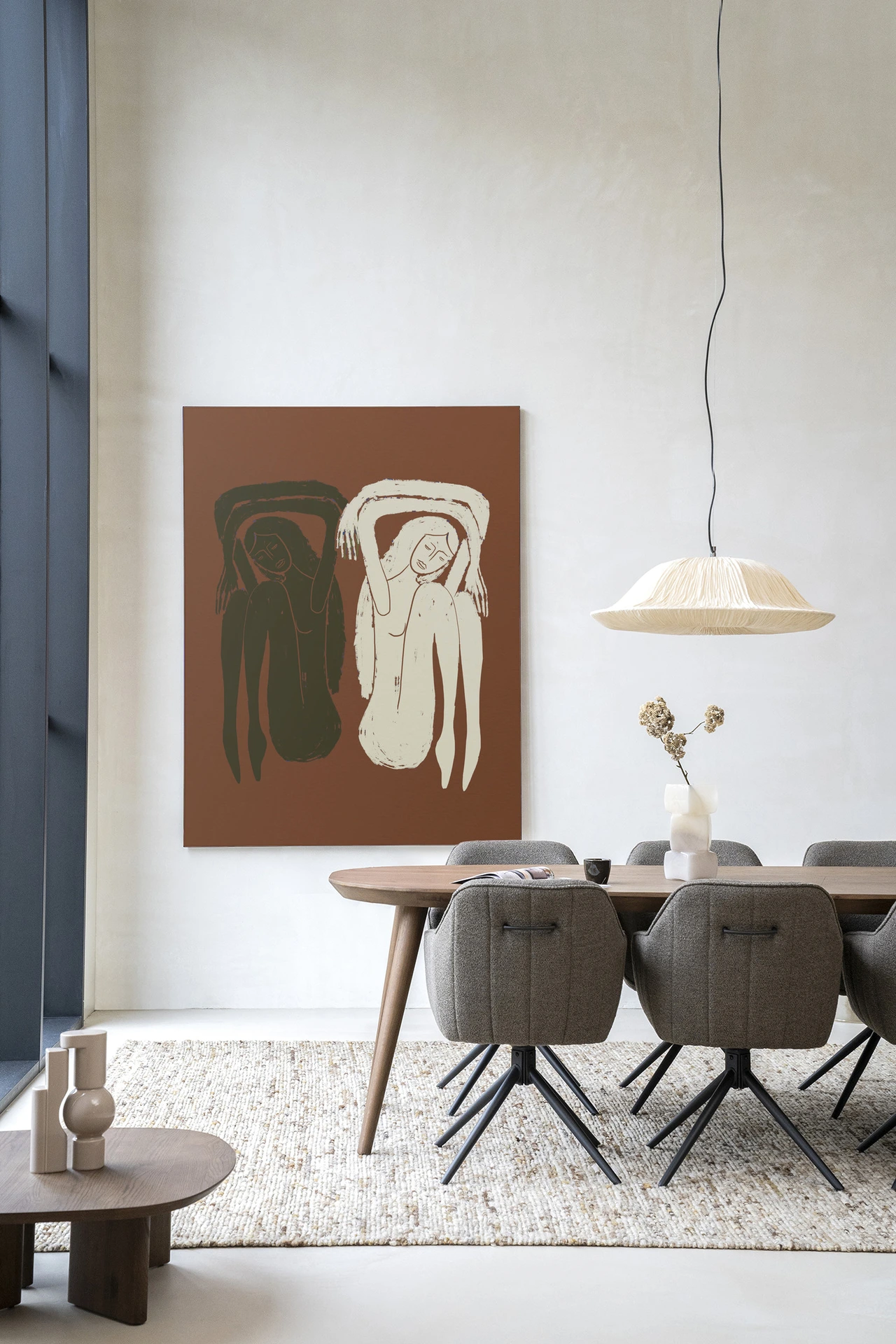 Wandkleed Bound Together in een eetkamer met houten tafel en grijze stoelen - Urban Cotton